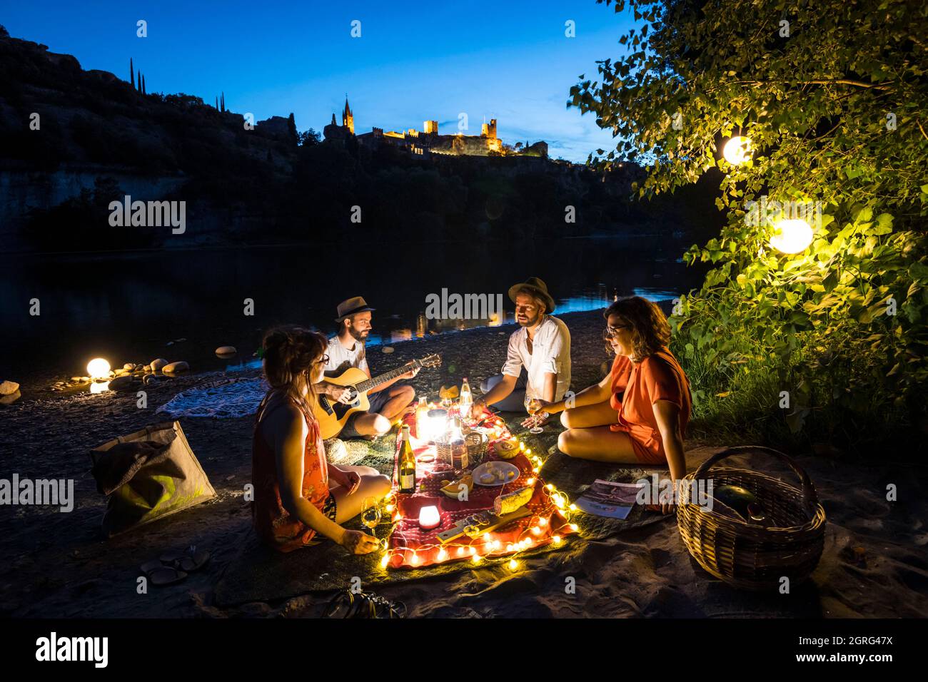 Frankreich, Ardeche, Saint Martin d'Ardeche, Picknick am Strand von Grain de Sel mit dem Dorf Aiguèze im Hintergrund Stockfoto