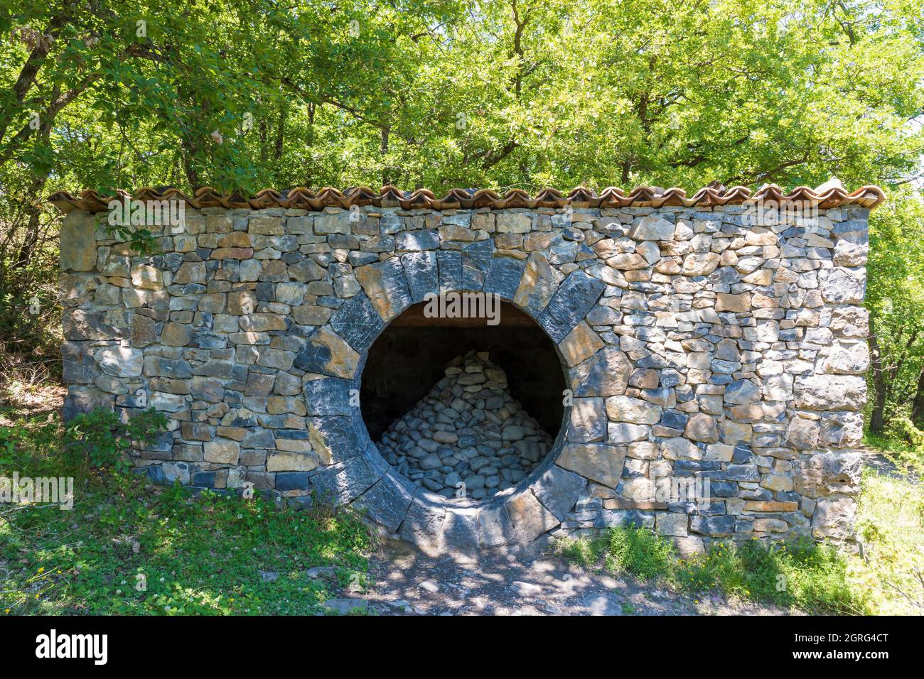 Frankreich, Alpes de Haute Provence, geologisches Naturschutzgebiet der Haute Provence, Digne les Bains, Thermalbäder im Refuge d'Art, Kunstwerke des Landkunstkünstlers Andy Goldsworthy Stockfoto