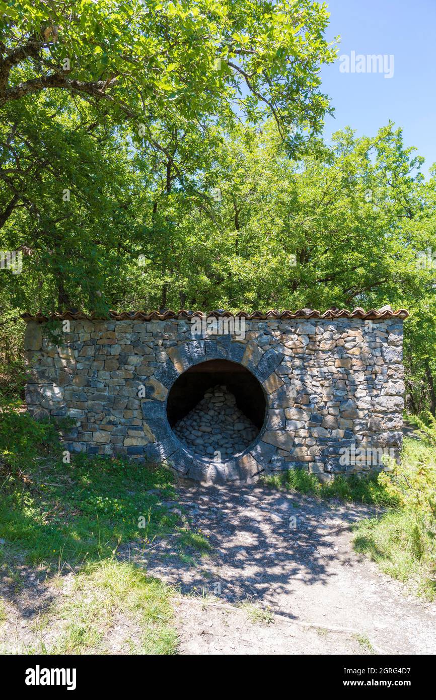 Frankreich, Alpes de Haute Provence, geologisches Naturschutzgebiet der Haute Provence, Digne les Bains, Thermalbäder im Refuge d'Art, Kunstwerke des Landkunstkünstlers Andy Goldsworthy Stockfoto