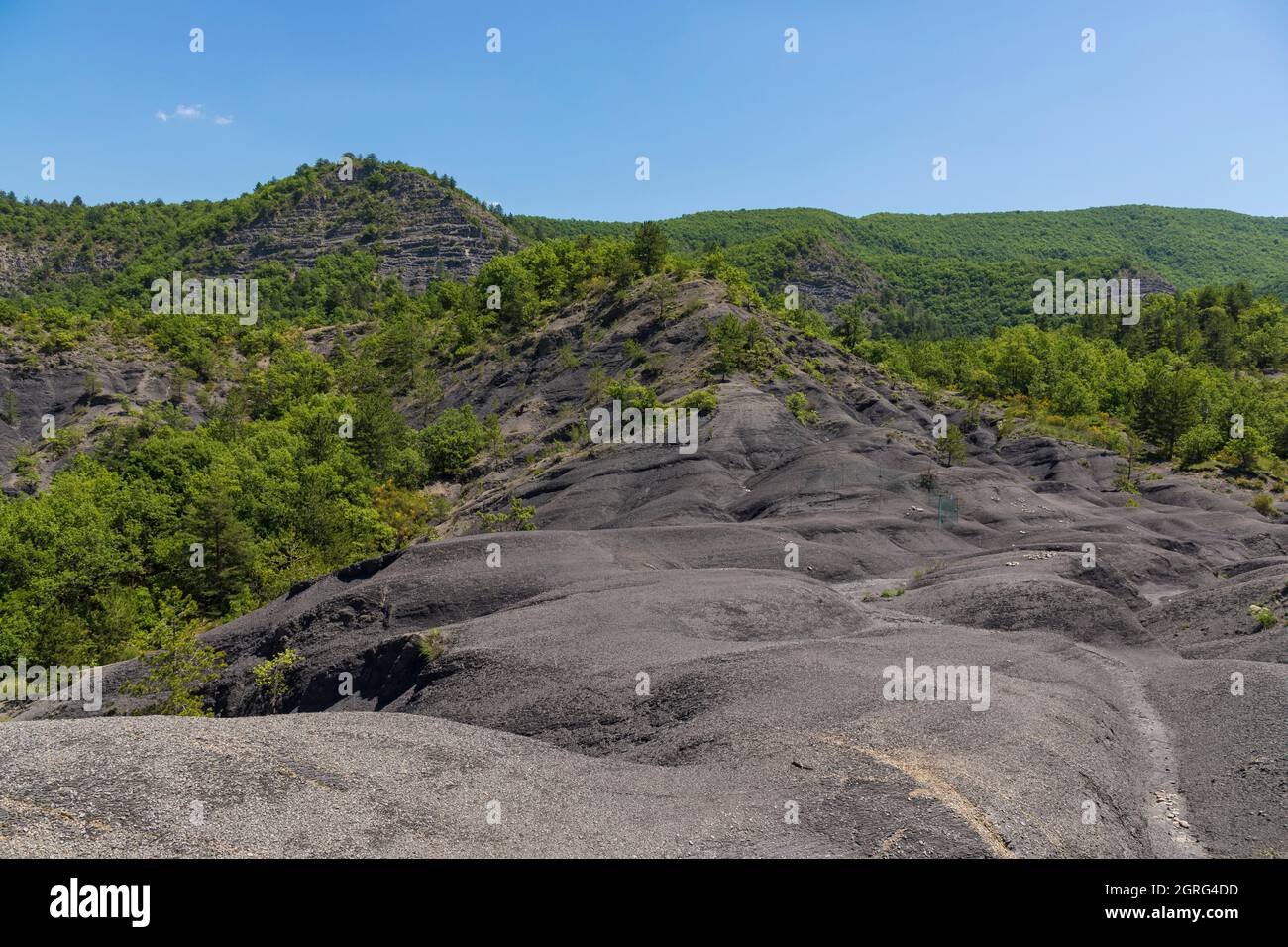 Frankreich, Alpes de Haute Provence, geologisches Naturschutzgebiet der Haute Provence, Digne les Bains, Wanderung zum Refuge d'Art Thermalbad des Künstlers Andy Goldsworthy, schwarzer Mergel Stockfoto