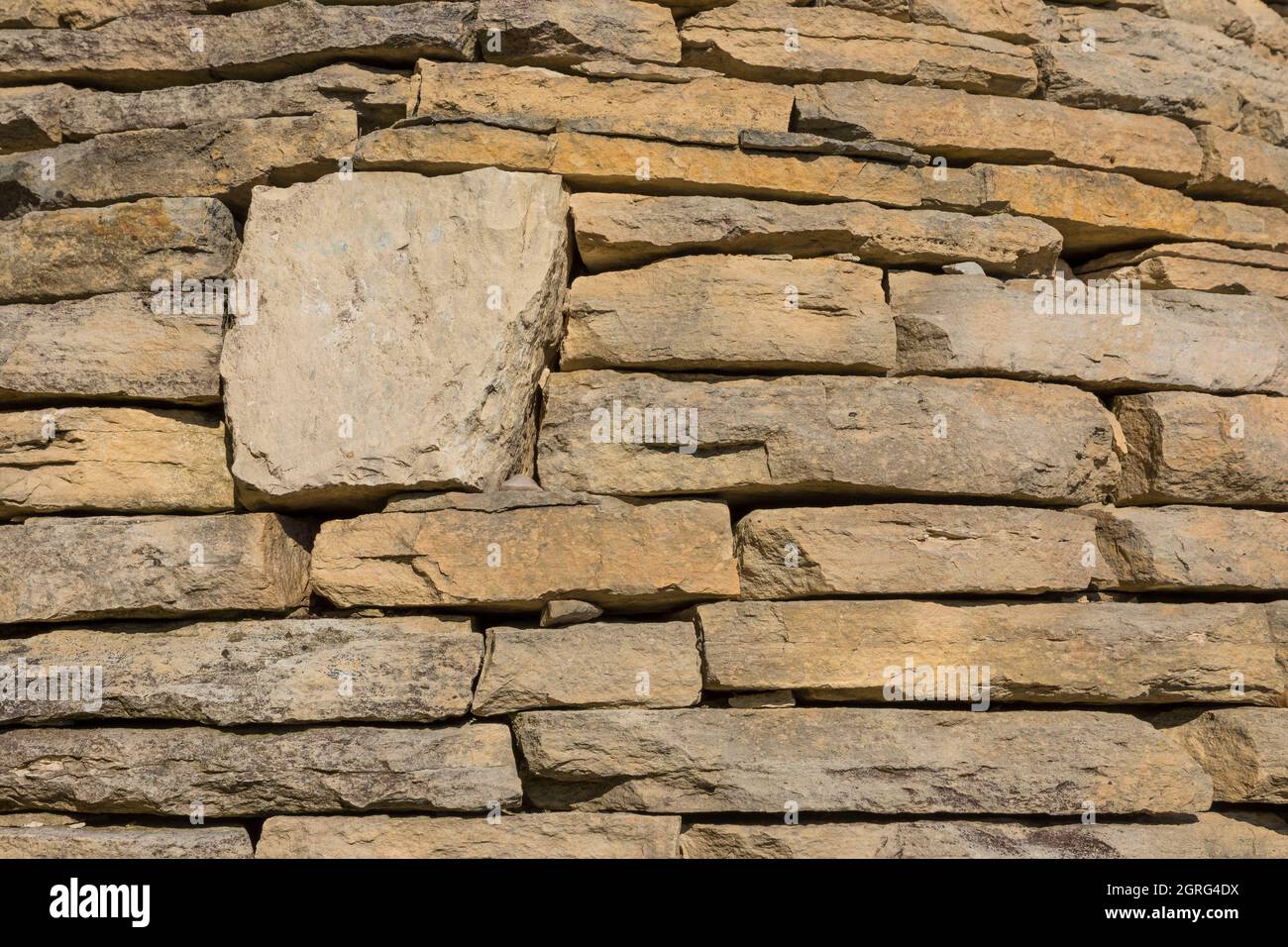 Frankreich, Alpes-de-Haute-Provence, geologisches Naturschutzgebiet der Haute Provence, Assental, Tarton, Sentinelle, Trockensteinkairn, Kunstwerk des Land Art Künstlers Andy Goldsworthy Stockfoto