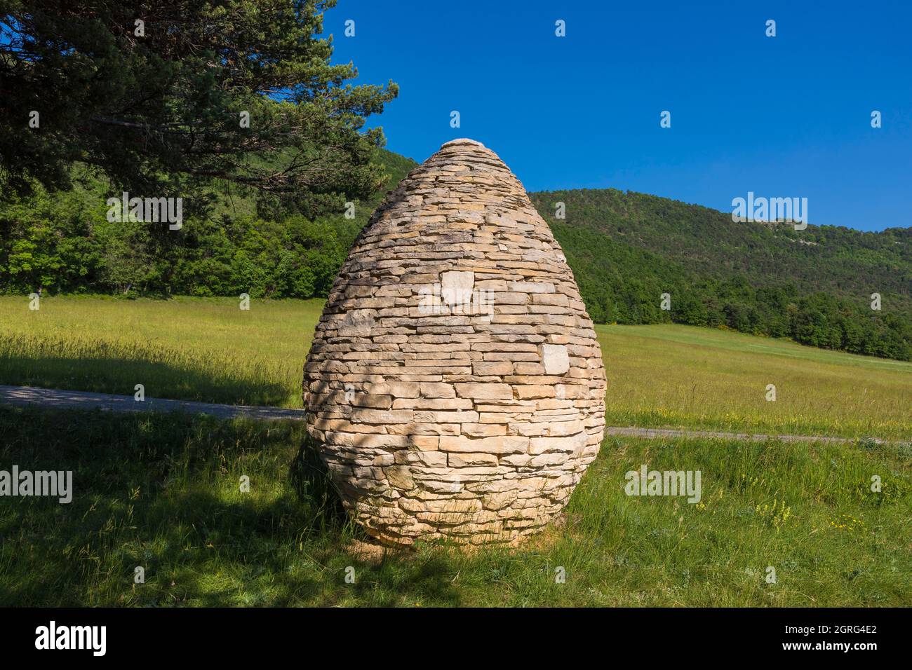 Frankreich, Alpes-de-Haute-Provence, geologisches Naturschutzgebiet der Haute Provence, Assental, Tarton, Sentinelle, Trockensteinkairn, Kunstwerk des Land Art Künstlers Andy Goldsworthy Stockfoto