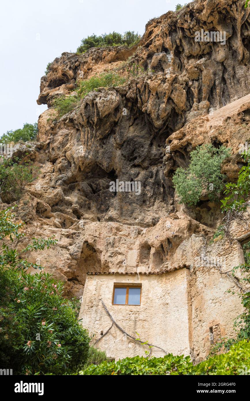 Frankreich, Var, Provence, Cotignac, Habitat in den Tuff Cliff von 80 Meter hoch und 400 Meter breit Stockfoto