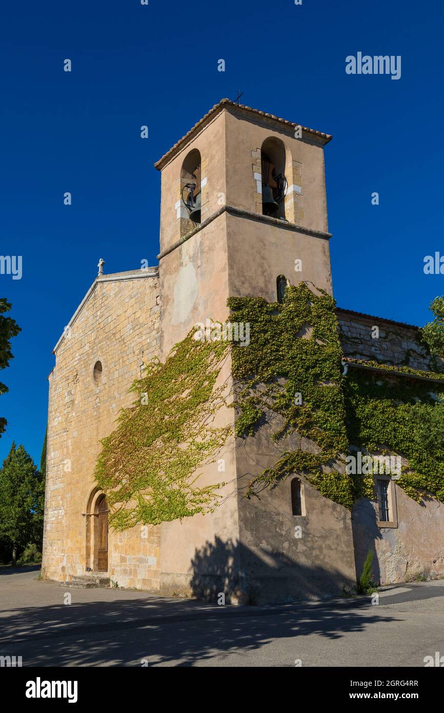 Frankreich, Var, Tourtour, Dorf am Himmel, beschriftet Les Plus Beaux Villages de France (die schönsten Dörfer Frankreichs), Saint Denis Kirche aus dem 11. Jahrhundert Stockfoto