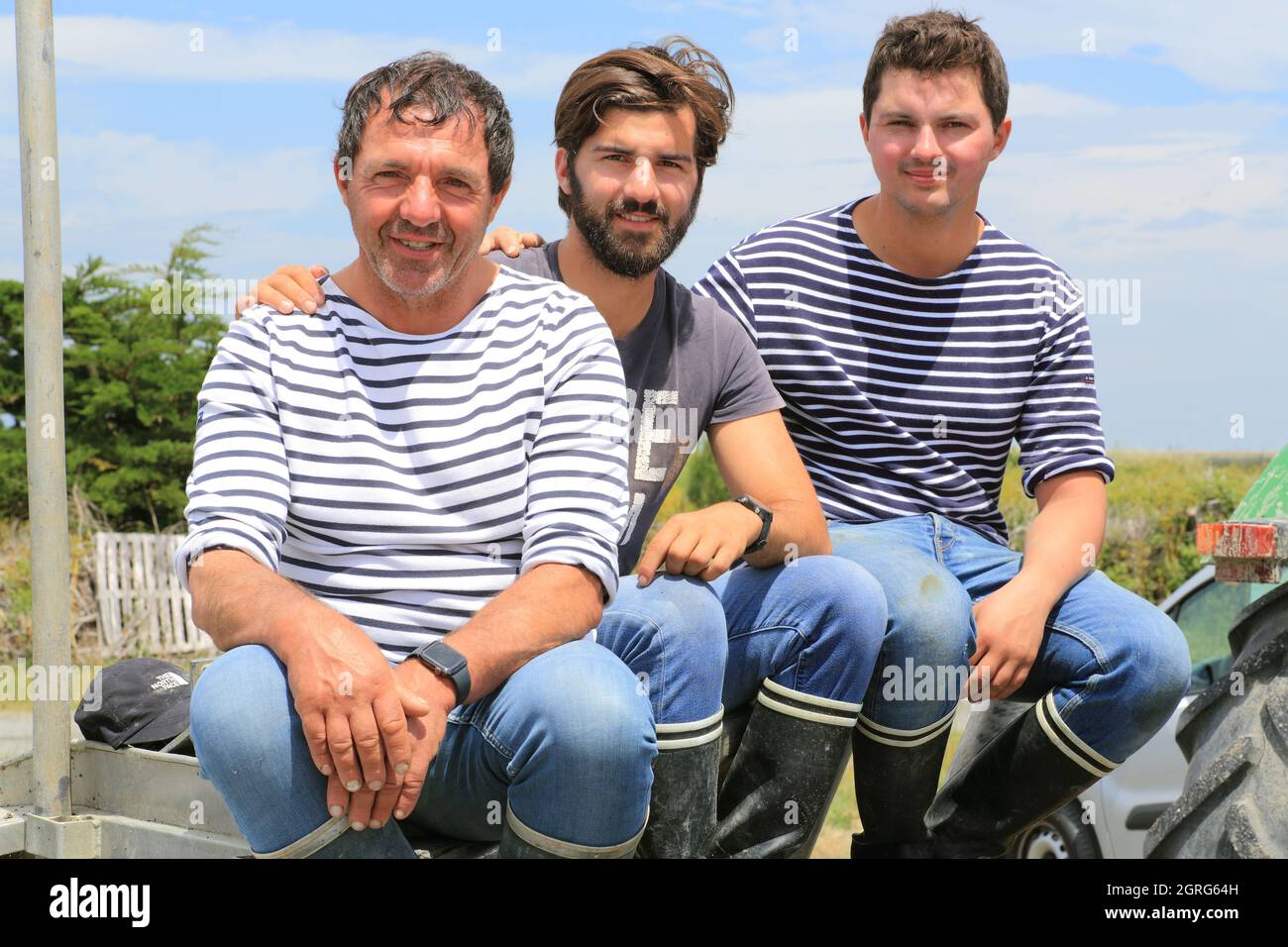 Frankreich, Vendee, Noirmoutier Island, La Gueriniere, Bonhomme Austernhafen, Alain Gendron (Austernbauer) und seine Söhne Stockfoto