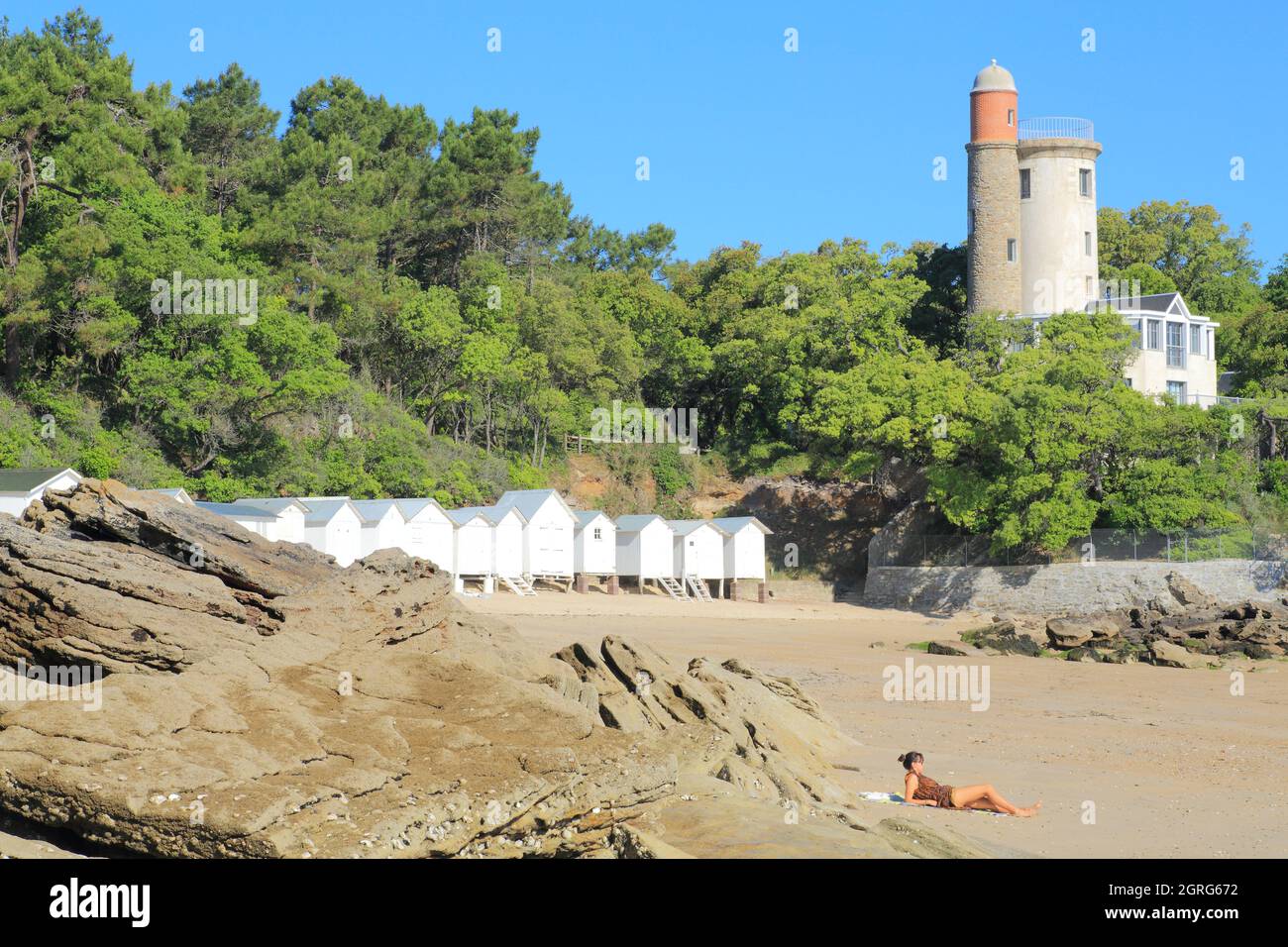 Frankreich, Vendee, Noirmoutier Island, Noirmoutier en l'ile, Anse Rouge Beach mit seinen Strandhütten und dem Plantier Tower Stockfoto