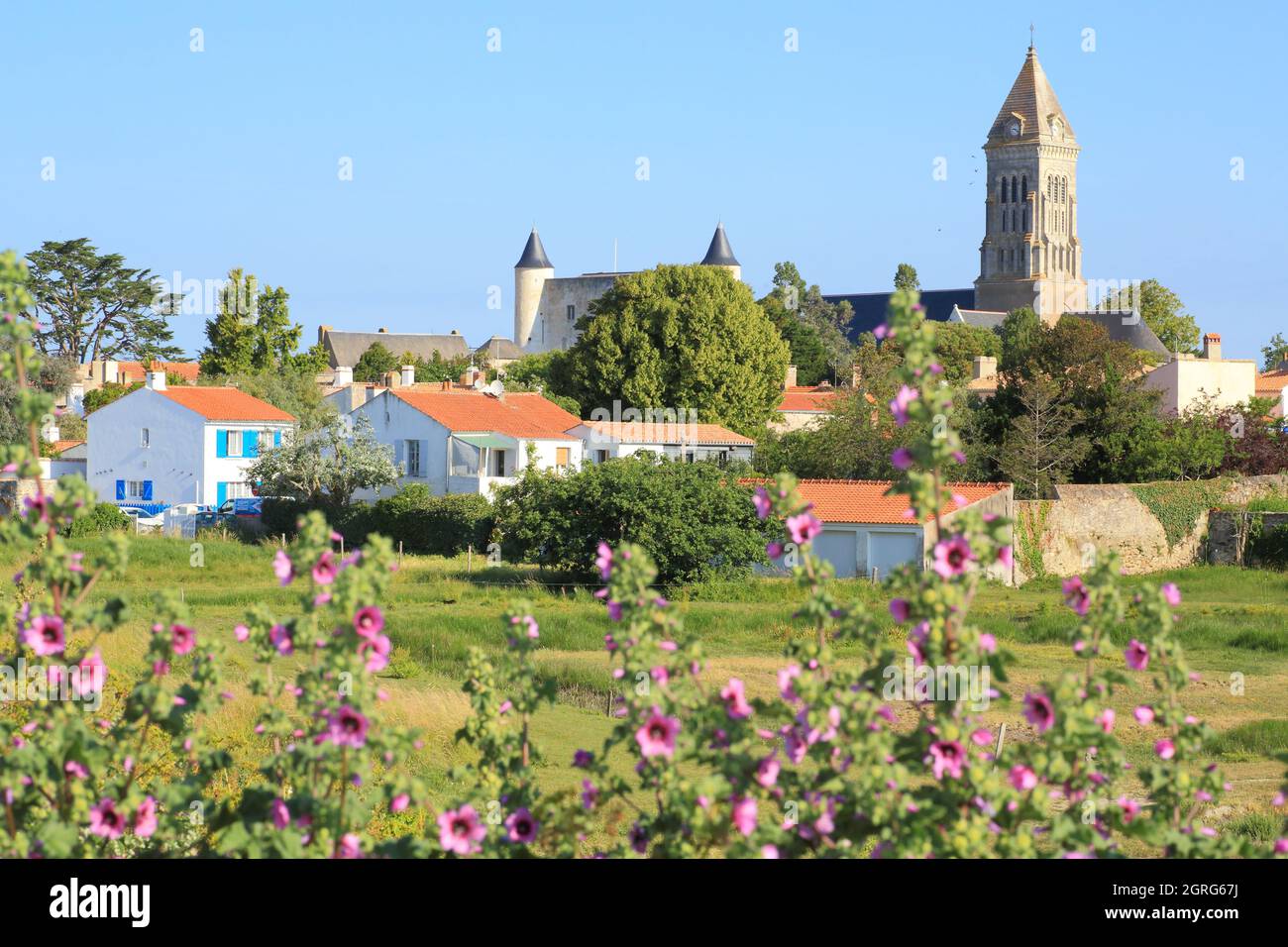 Frankreich, Vendee, Noirmoutier Island, Noirmoutier en l'ile, Blick vom Jacobsen Pier auf die Saint Philbert Kirche und das Schloss Stockfoto