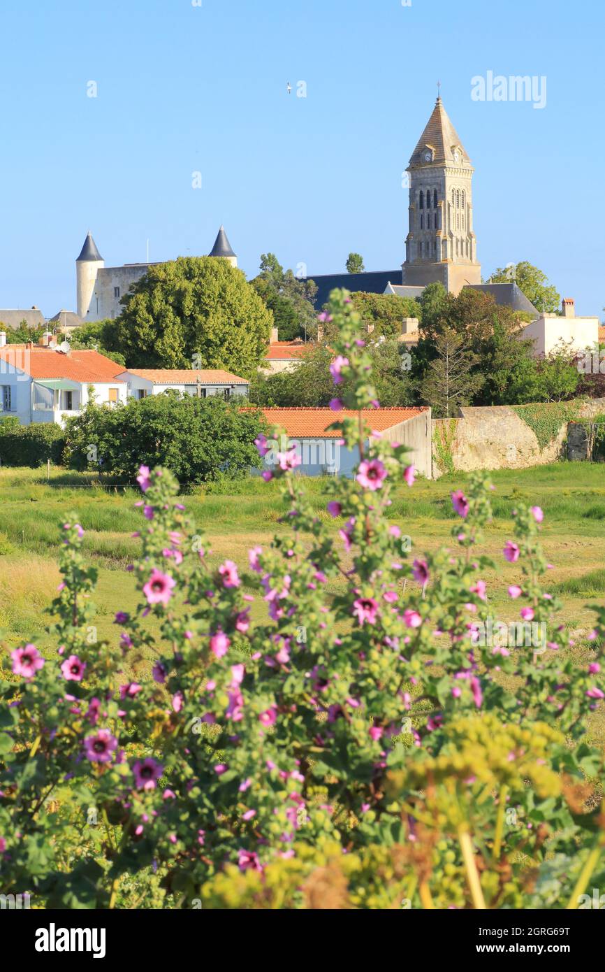 Frankreich, Vendee, Noirmoutier Island, Noirmoutier en l'ile, Blick vom Jacobsen Pier auf die Saint Philbert Kirche und das Schloss Stockfoto