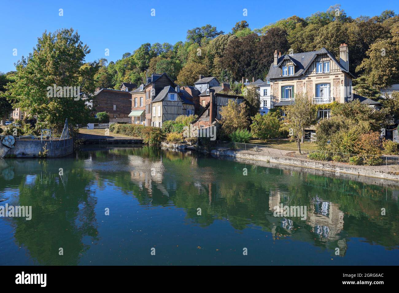 Frankreich, Eure, das Risle-Tal und Pont-Audemer bezeichneten die schönsten Umwege Frankreichs, das kleine Venedig der Normandie, das die Schleuse des Risle-Kurses regelt Stockfoto