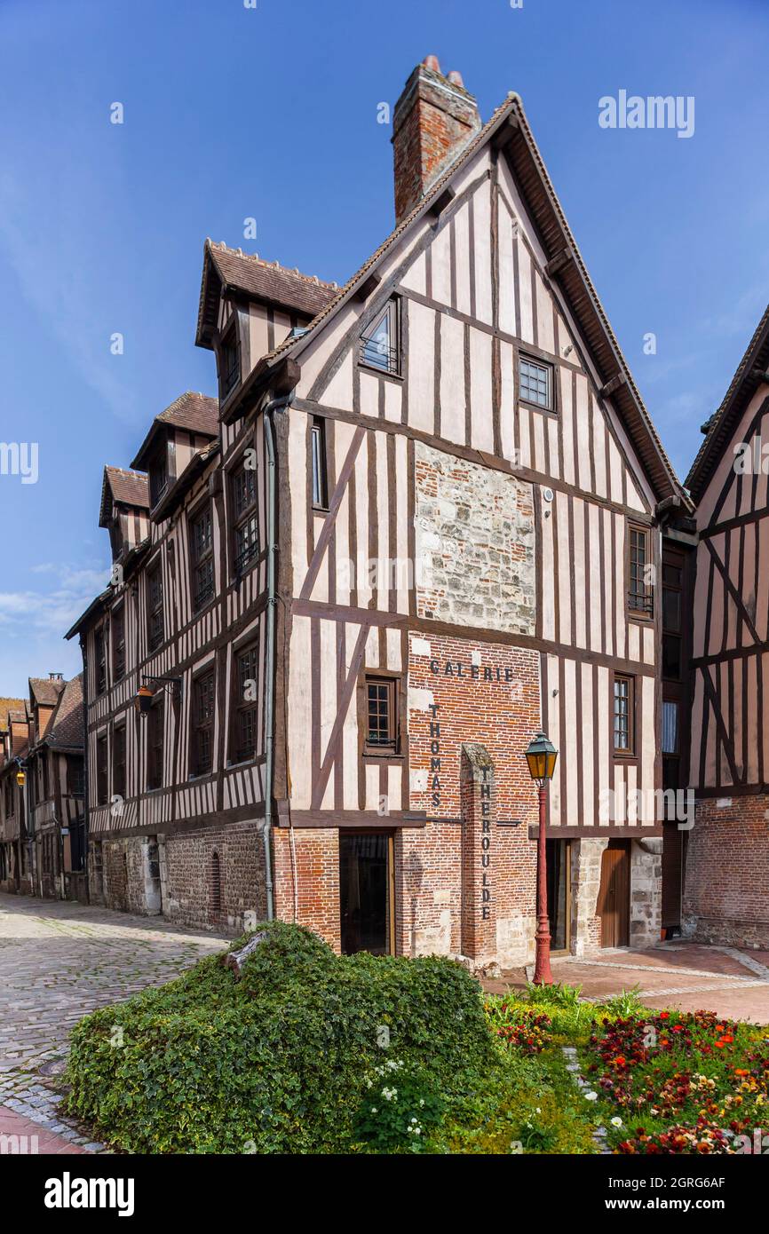 Frankreich, Eure, Risle Valley, Pont-Audemer, bezeichnet die schönsten Umwege Frankreichs, das kleine Venedig der Normandie, die Théroulde-Galerie, Ausstellungshalle für lokale Handwerker und Künstler, Fachwerkfassade, historisches Stadtzentrum Stockfoto