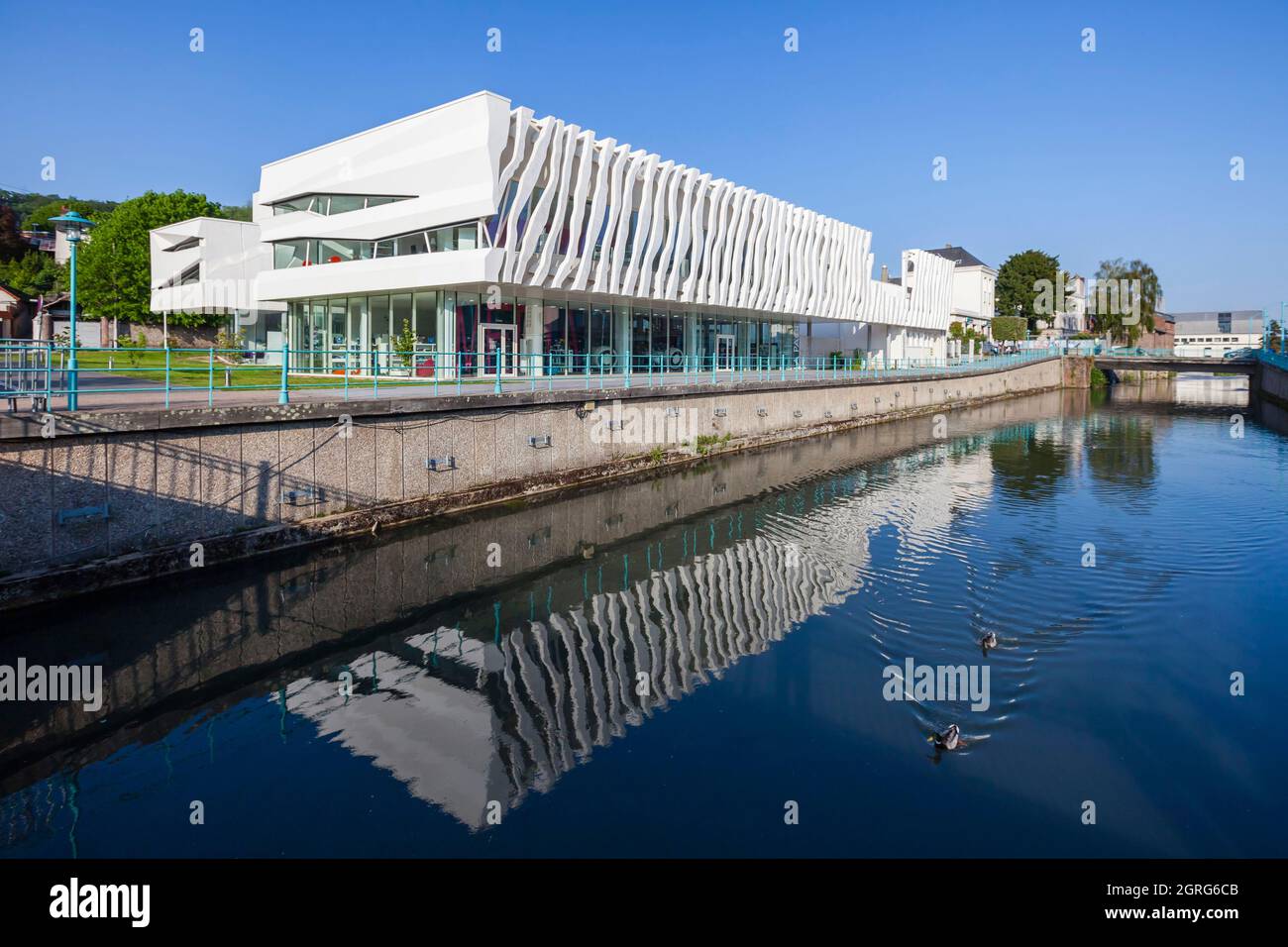 Frankreich, Eure, das Risle Valley und Pont-Audemer, bezeichneten die schönsten Umwege Frankreichs als das kleine Venedig der Normandie, die Medienbibliothek La Page, die 2015 von den Architekten Catherine Geoffroy & Frank Zonca bereitgestellt wurde Stockfoto