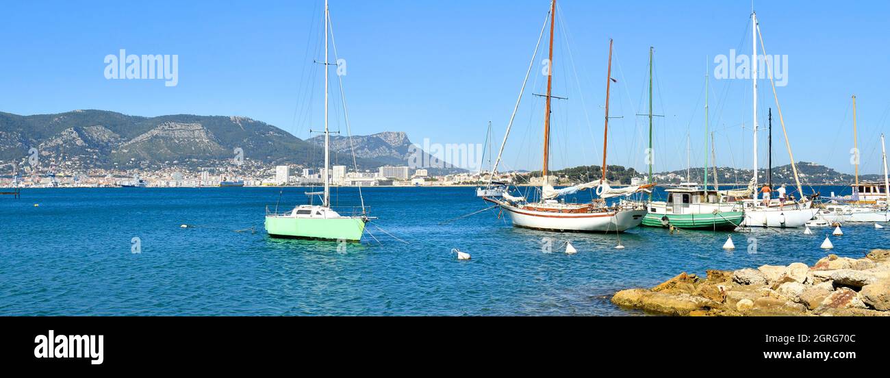Frankreich, Var, Toulon, Toulon Bay, der Hafen und Mont Faron im Hintergrund Stockfoto