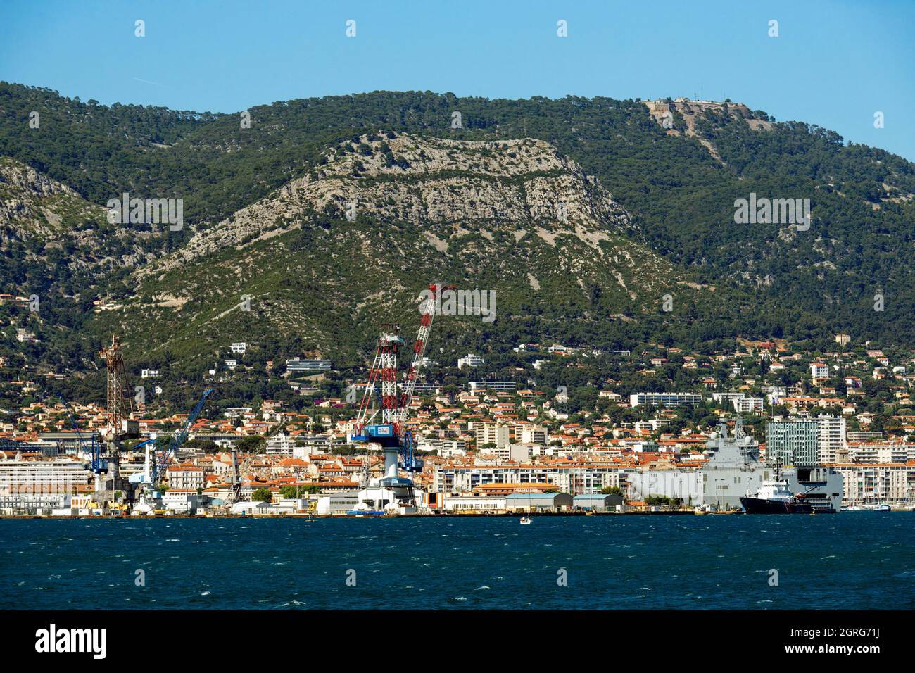 Frankreich, Var, Toulon, Toulon Bay, der Hafen und Mont Faron im Hintergrund Stockfoto