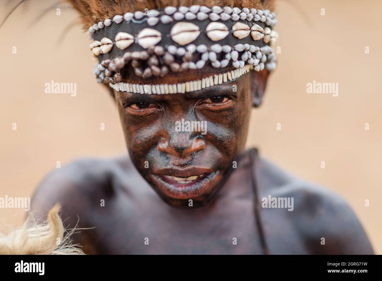 Indonesien, Papua, Stadt Wamena, Porträt eines jungen Dani-Jungen. Baliem Valley Cultural Festival, jedes Jahr im August kommen Stämme zusammen, um uralte Kriegsszenen aufzuführen, Parade und Tanz in traditioneller Kleidung Stockfoto