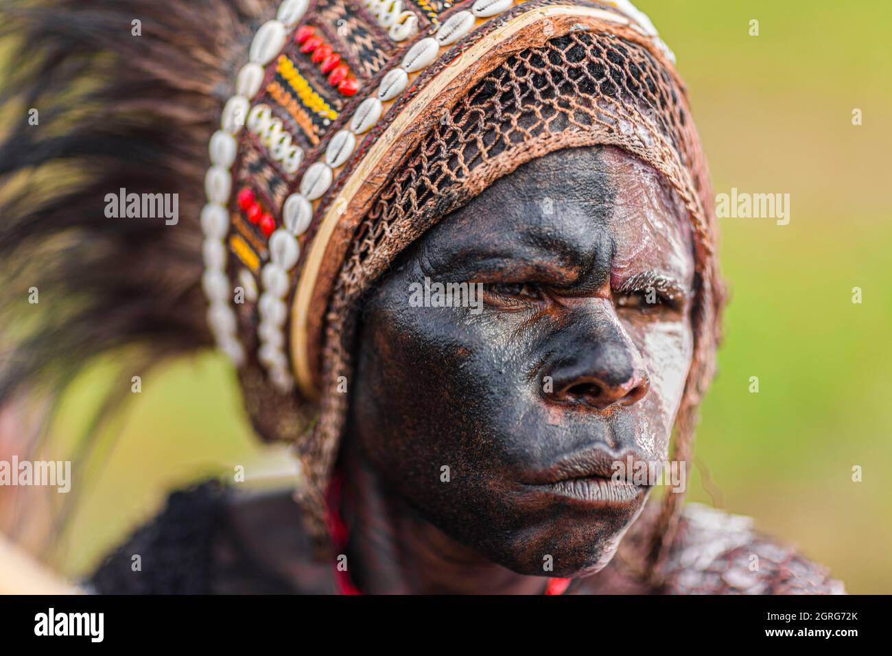 Indonesien, Papua, Stadt Wamena, Porträt einer jungen Dani-Frau. Baliem Valley Cultural Festival, jedes Jahr im August kommen Stämme zusammen, um uralte Kriegsszenen aufzuführen, Parade und Tanz in traditioneller Kleidung Stockfoto
