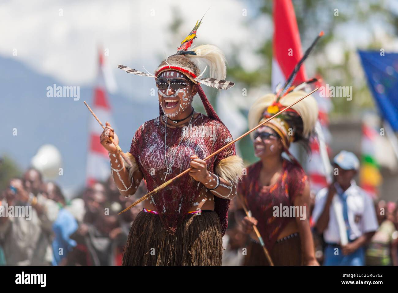 Indonesien, Papua, das Stadtzentrum von Wamena, junge Frauen aus dem Dani-Stamm, Feier des Unabhängigkeitstages Indonesiens. Jeder Stamm ist eingeladen, mit der indonesischen Flagge zu marschieren und seine Kultur durch traditionelle Tänze und Kleidung zu zeigen, um das Gefühl kultureller Freiheit zu stärken. Stockfoto