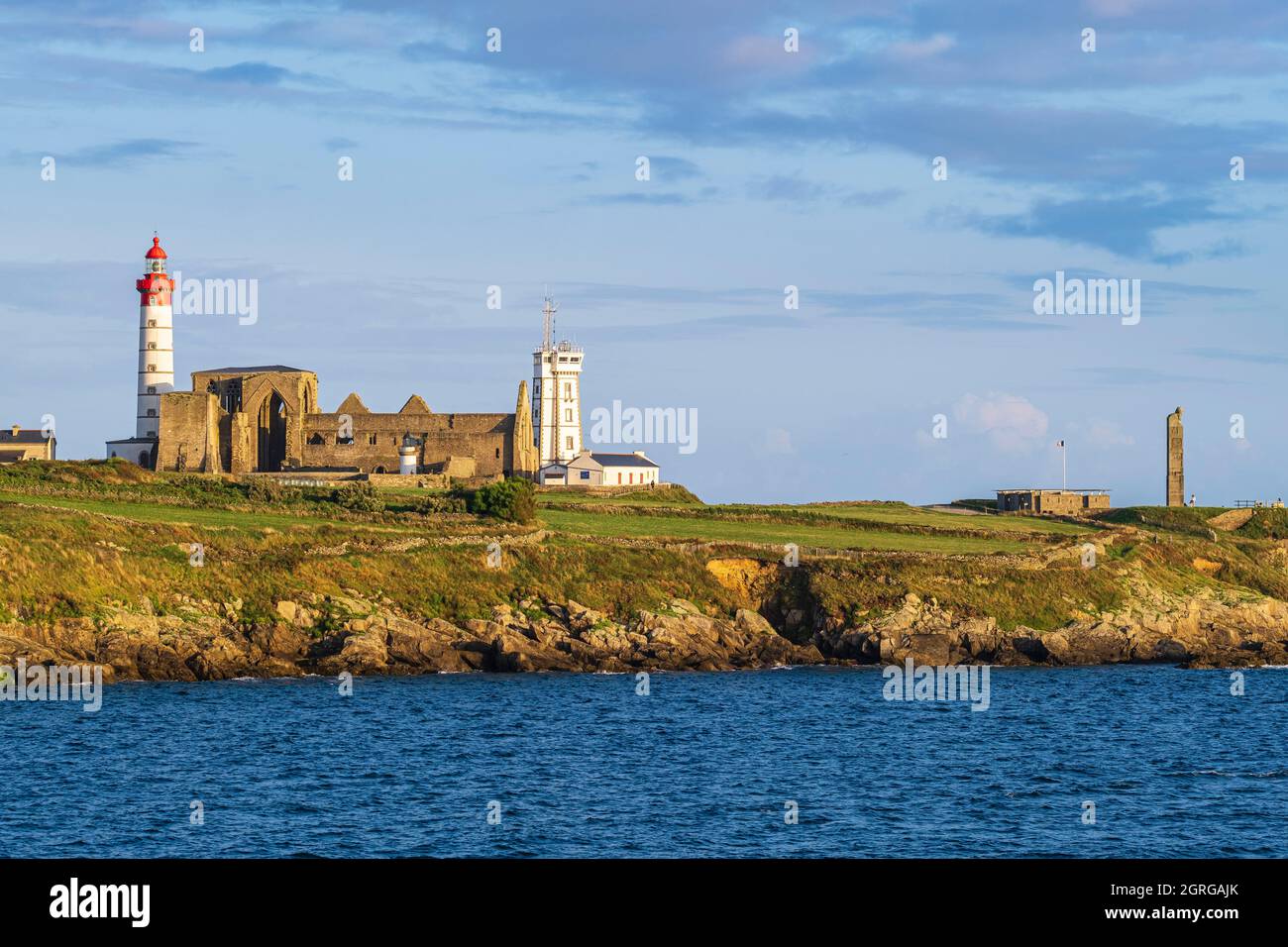 Frankreich, Finistere, Ploumoguer, Pointe de Saint-Mathieu, Ausgangspunkt der Weg nach Santiago de Compostela, Saint-Mathieu Leuchtturm im Jahre 1835 erbaut, Saint-Mathieu de Fine-Terre Abtei und die Semaphore (1906) Stockfoto