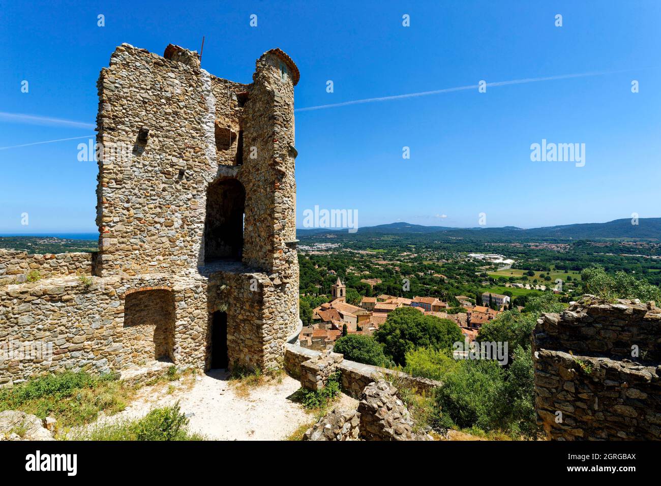 Frankreich, Var, Golf von St. Tropez, Grimaud, das Dorf und die Ruinen der Burg Stockfoto