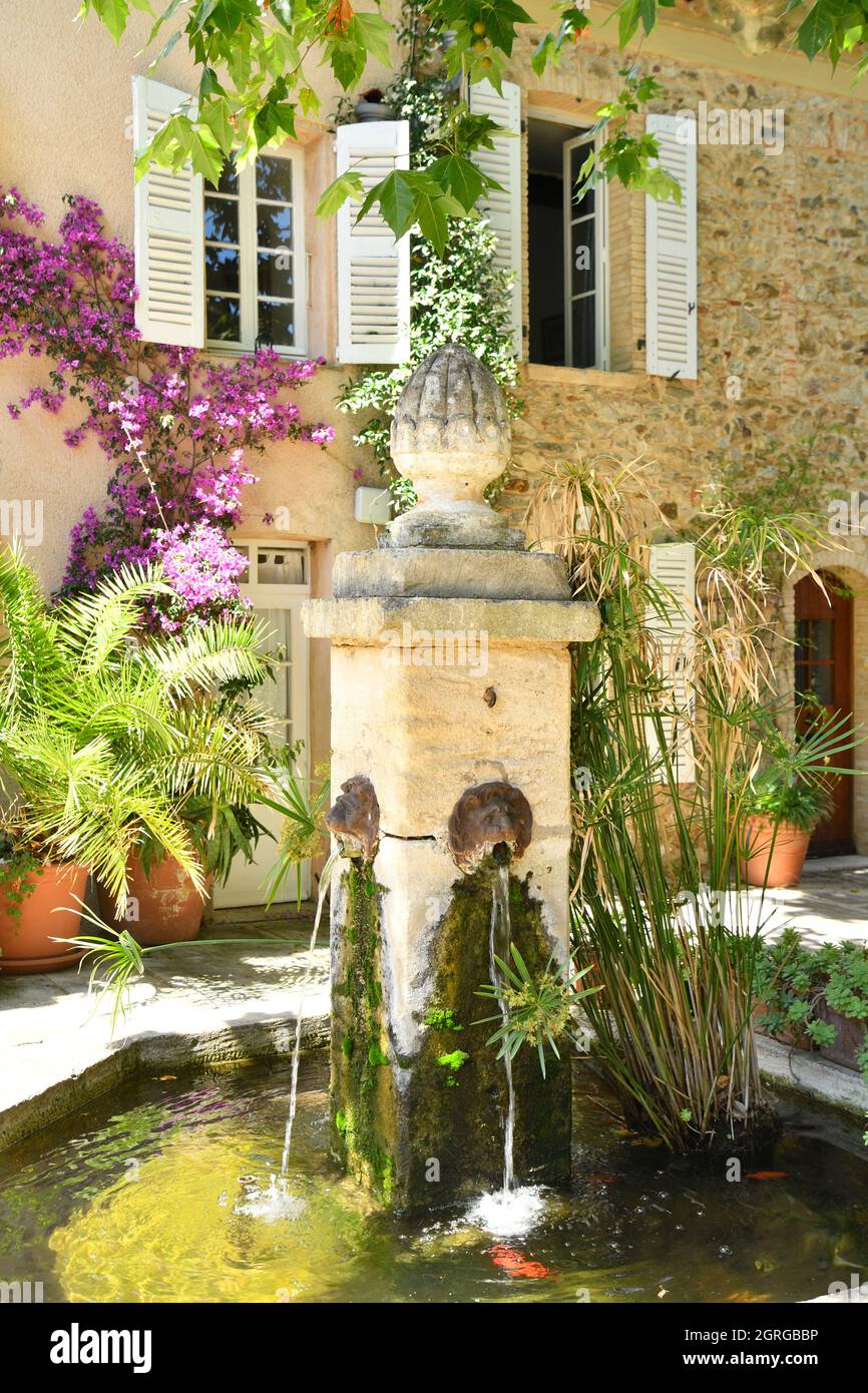 Frankreich, Var, Golf von St Tropez, Grimaud Dorf, Brunnen des Platzes La Placette Stockfoto