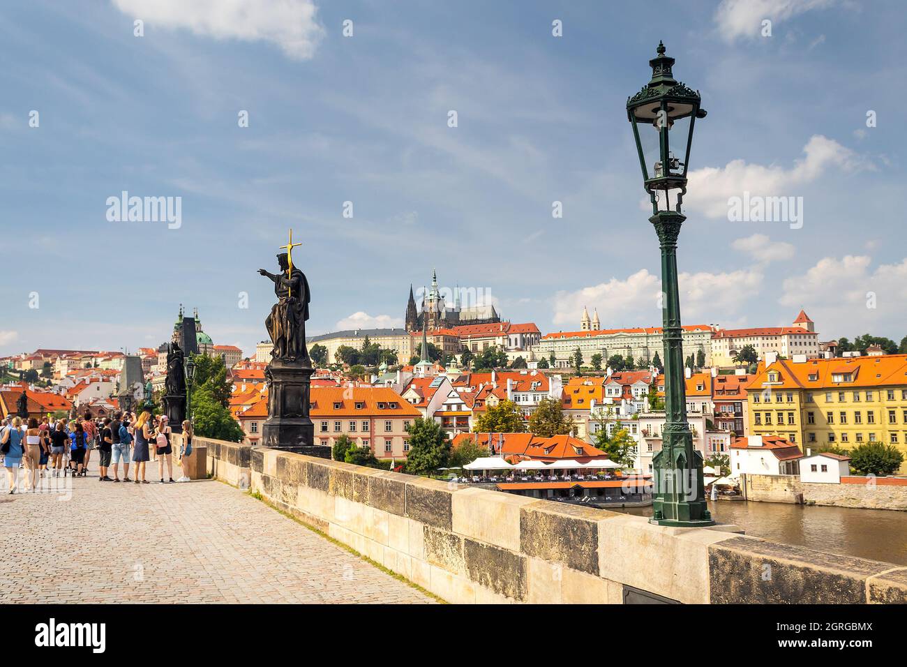 Hradcany, Blick auf die Moldau und die Prager Burg von der Karlsbrücke, Prag, Tschechische republik Stockfoto