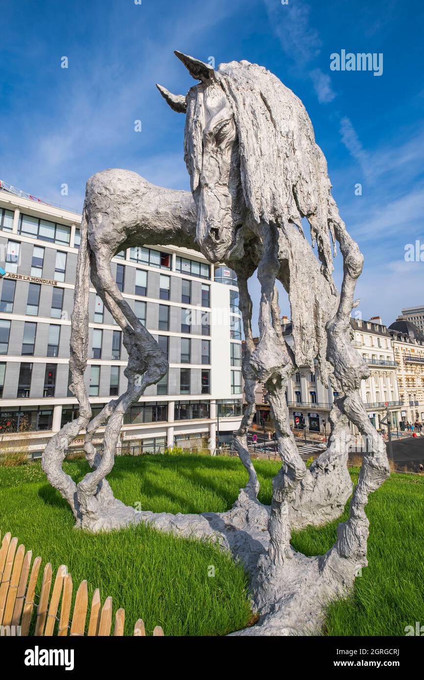 Frankreich, Ille-et-Vilaine, Rennes, EuroRennes, Skulptur des bretonischen Künstlers Jean-Marie Appriou, die das mythologische Pferd Morvarc'h darstellt, auf dem Vorplatz des Bahnhofs Stockfoto