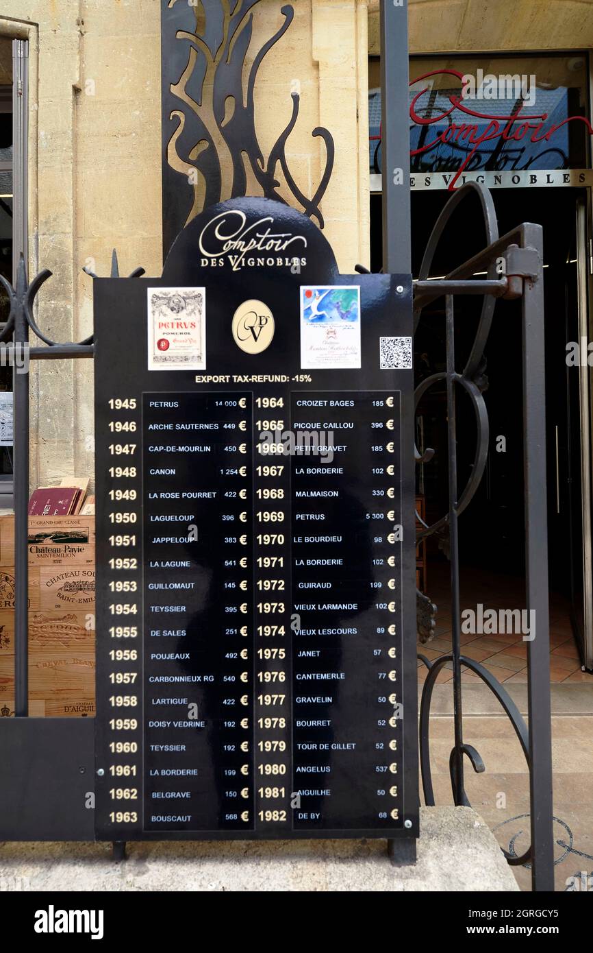 Frankreich, Gironde, Saint Emilion, von der UNESCO zum Weltkulturerbe erklärt, Comptoir des Vignobles, Spezialist für alte Jahrgänge, Preise und Jahrgänge von Rotweinen zum Kauf erhältlich von Rotweinen, darunter Petrus Pomerol 1945 Stockfoto