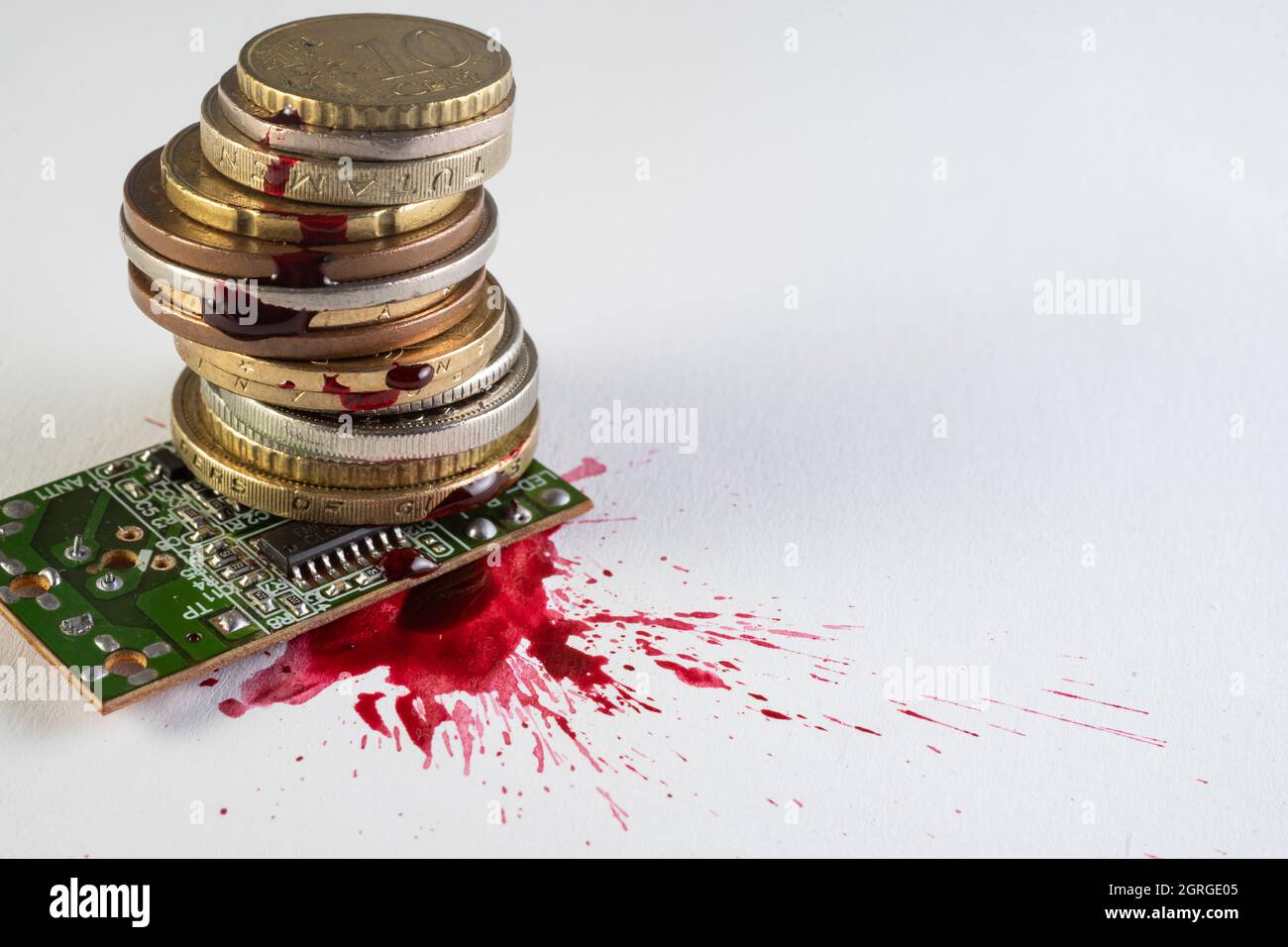 Stapel von Münzen auf einer Leiterplatte, mit einer Blutspur, die Blutgeld aus Hacking oder die Kosten für Computer-Reparatur. Stockfoto
