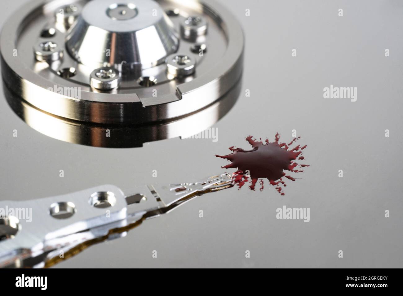 Spikes virusor Tropfen Blut, auf einer Festplatte Oberfläche, kreative Konzept, selektive Fokus Makro Stockfoto