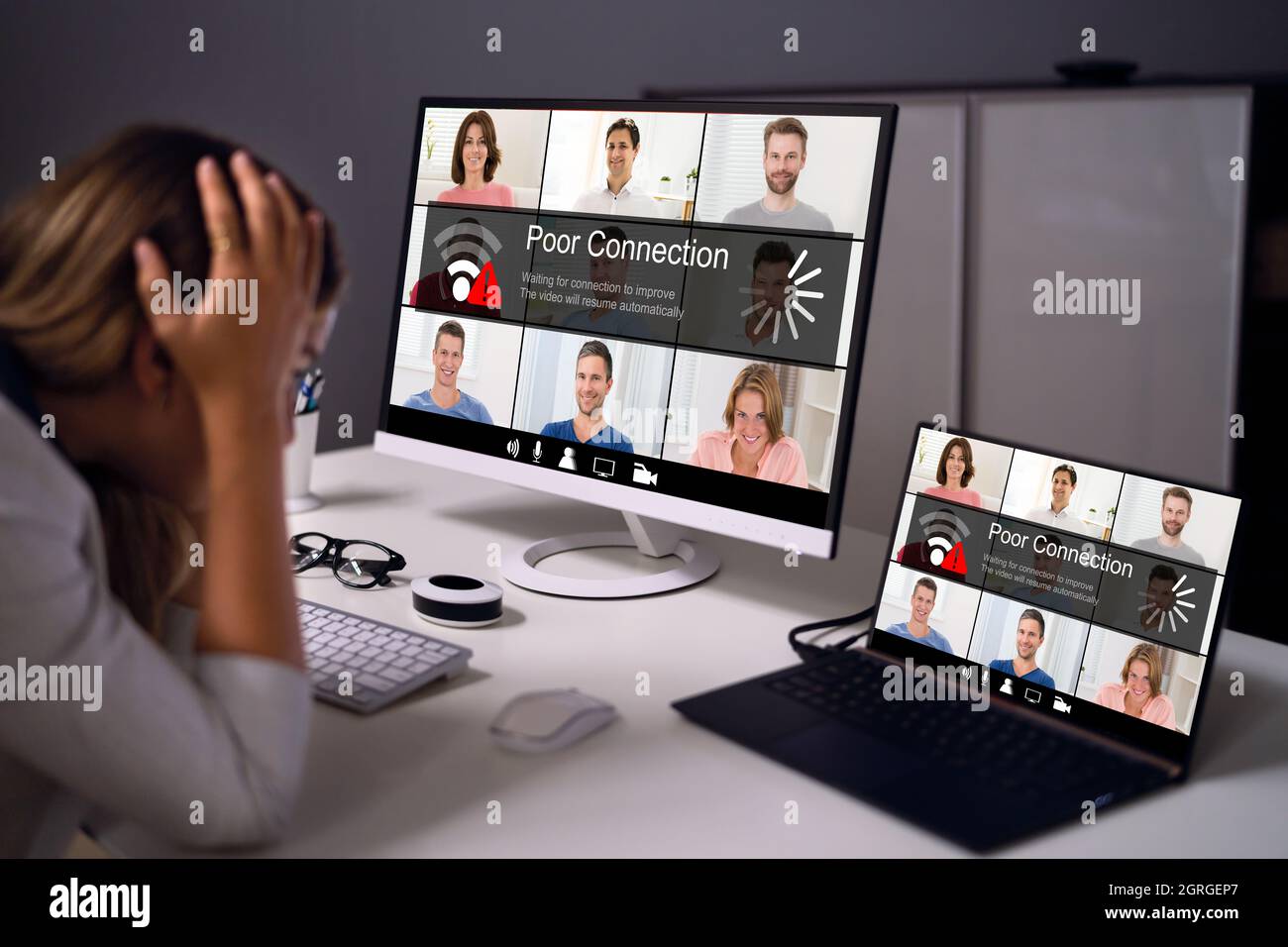 Nachts Gab Es Probleme Mit Der Breitbandverbindung. Schlechtes Signal. Videoanruf Verloren Stockfoto