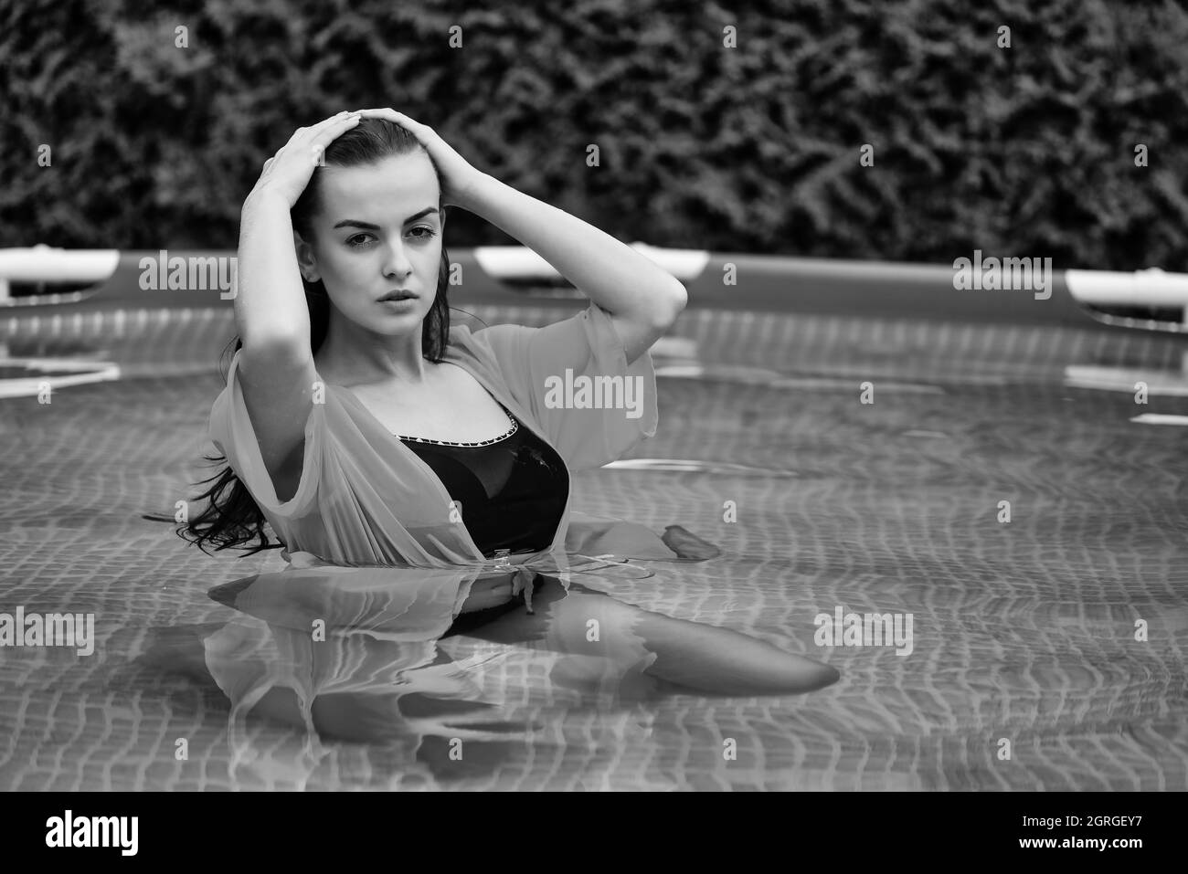 Porträt einer schönen Frau im Schwimmbad. Stockfoto