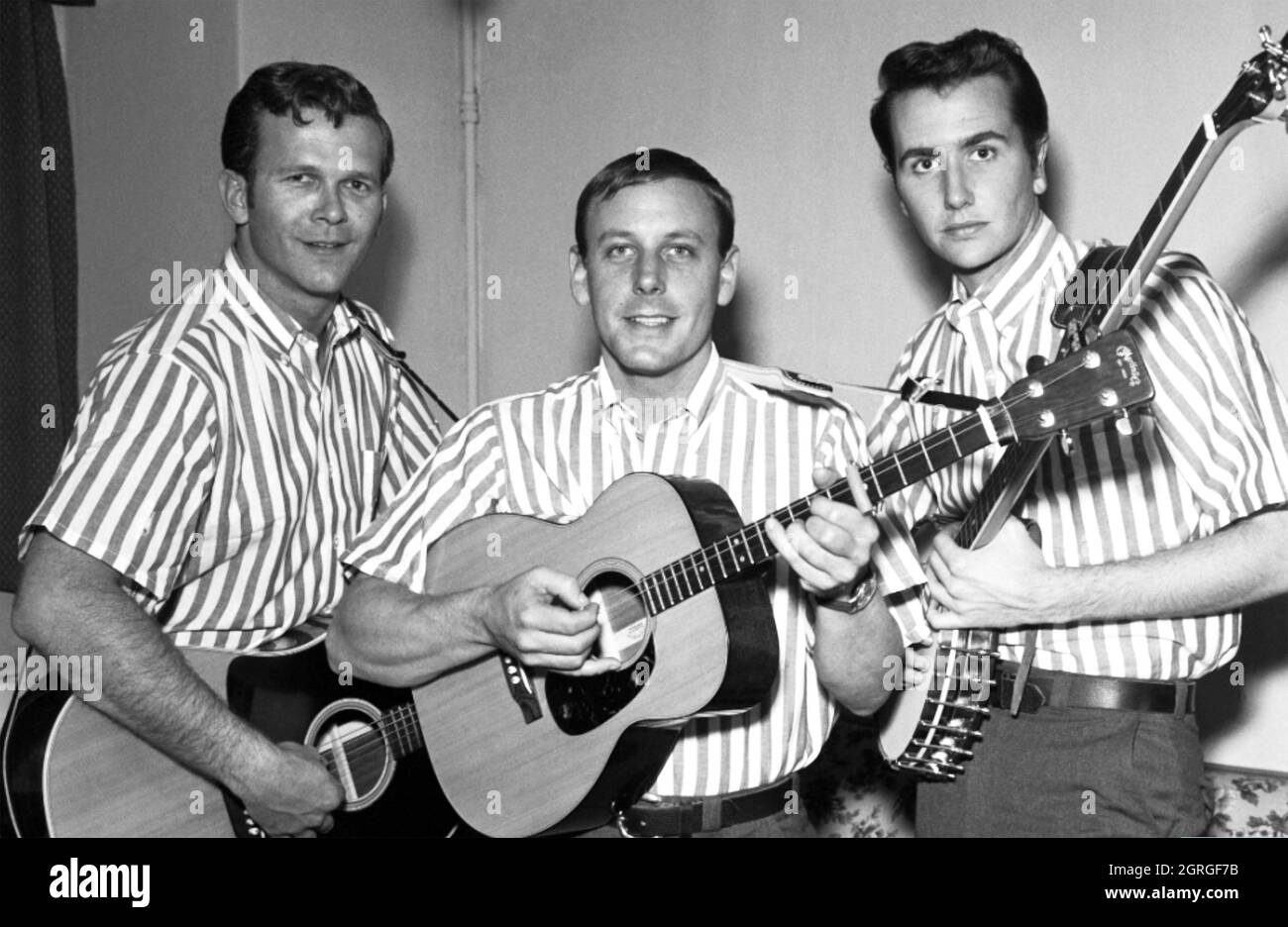 DAS KINGSTON TRIO Werbefoto der amerikanischen Folk- und Pop-Gruppe im Jahr 1965. Von links: Bob Shane, Nick Reynolds, John Stewart Stockfoto