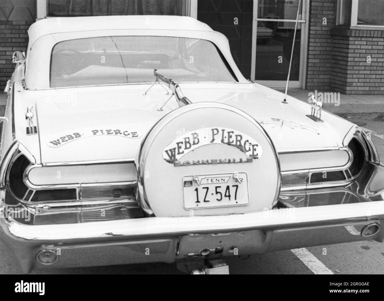 WEBB PIERCE (1921-1991) amerikanischer Honkey-Tonk-Musiker. Rückseite seines 1957 personalisierten Pontiac Bonneville Stockfoto