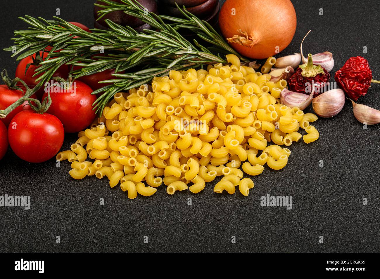 Rohe italienische Weizen Pasta - Chifferi rigati zum Kochen Stockfoto