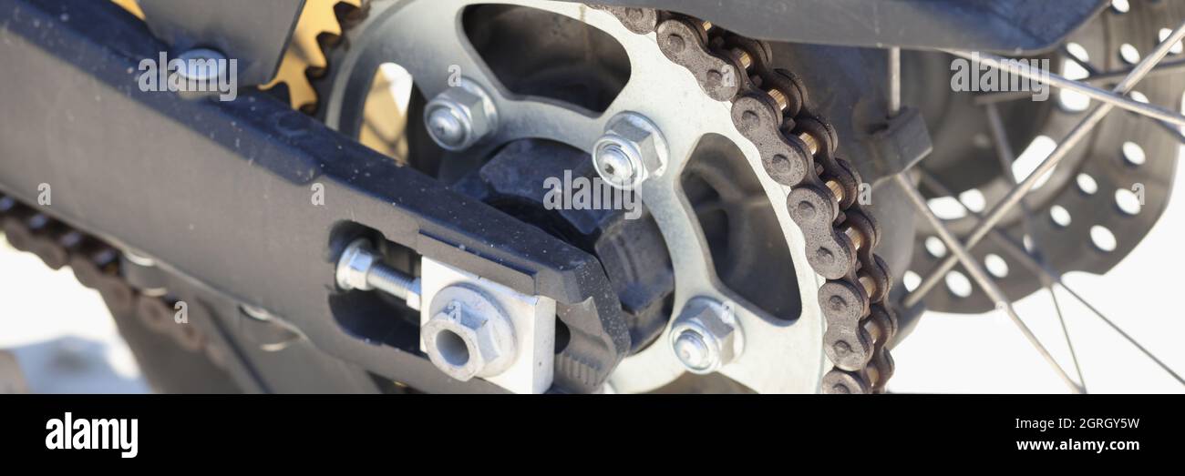 Detail der hinteren Kette des Motorrads mit Bremsscheibe Stockfoto