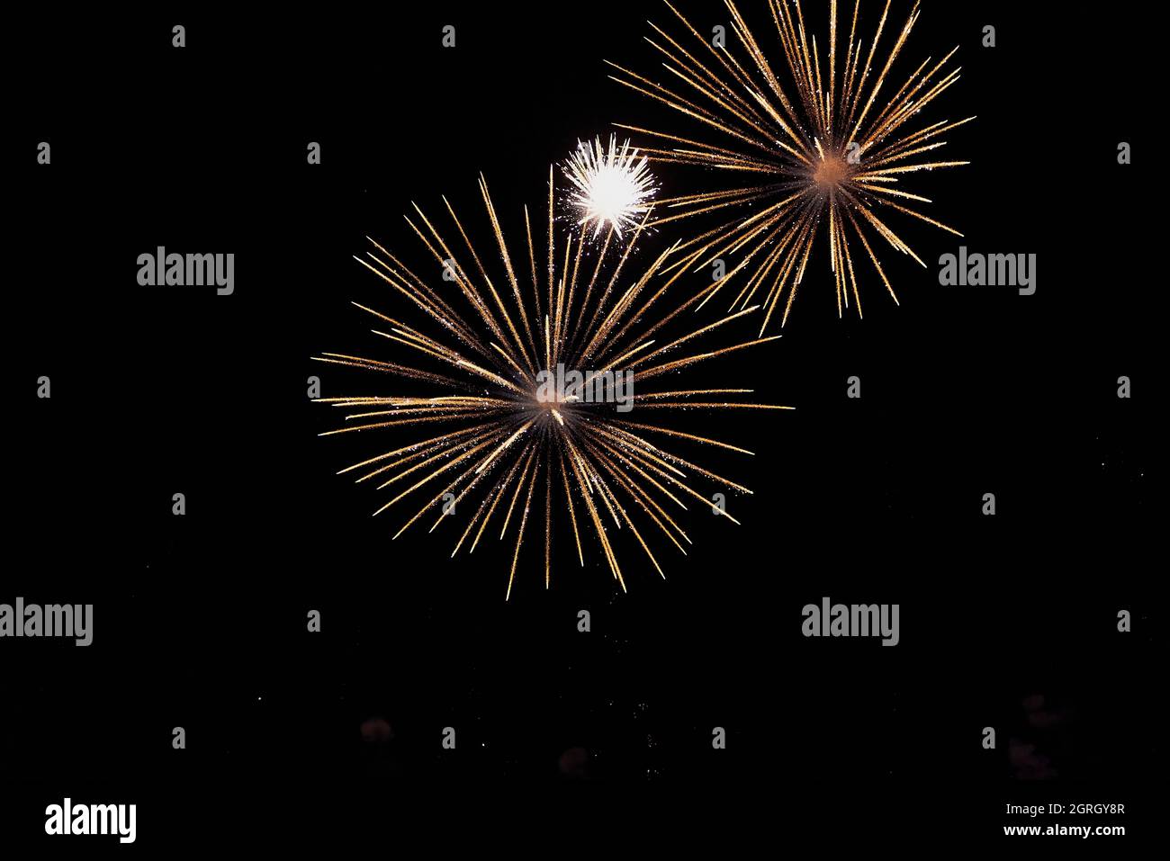 Low-Angle-Ansicht von Feuerwerk explodiert gegen den Himmel in der Nacht, Toledo, Spanien Stockfoto