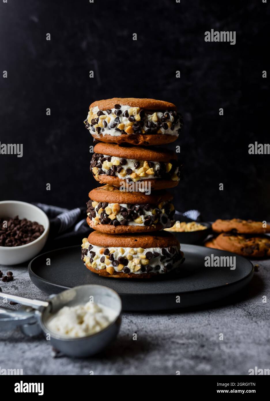 Stapel von Schokoladenstückchen-Eiscreme-Sandwiches auf einem Teller. Stockfoto