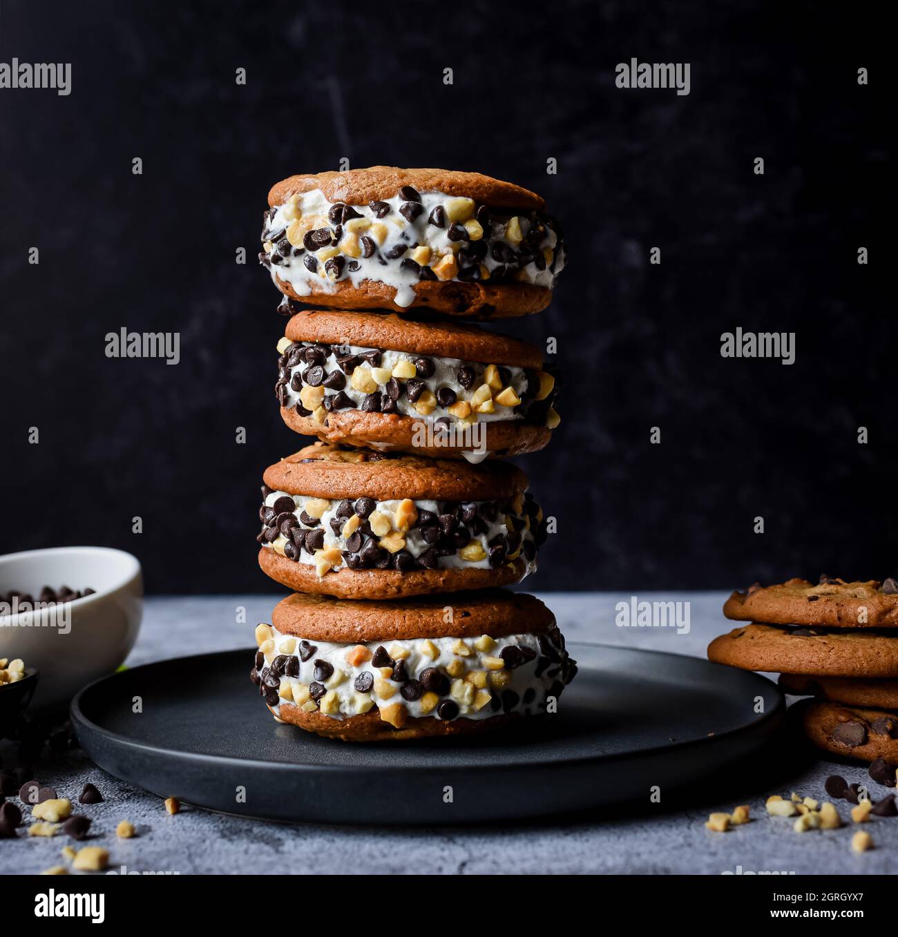 Stapel von Schokoladenstückchen-Eiscreme-Sandwiches auf einem Teller. Stockfoto
