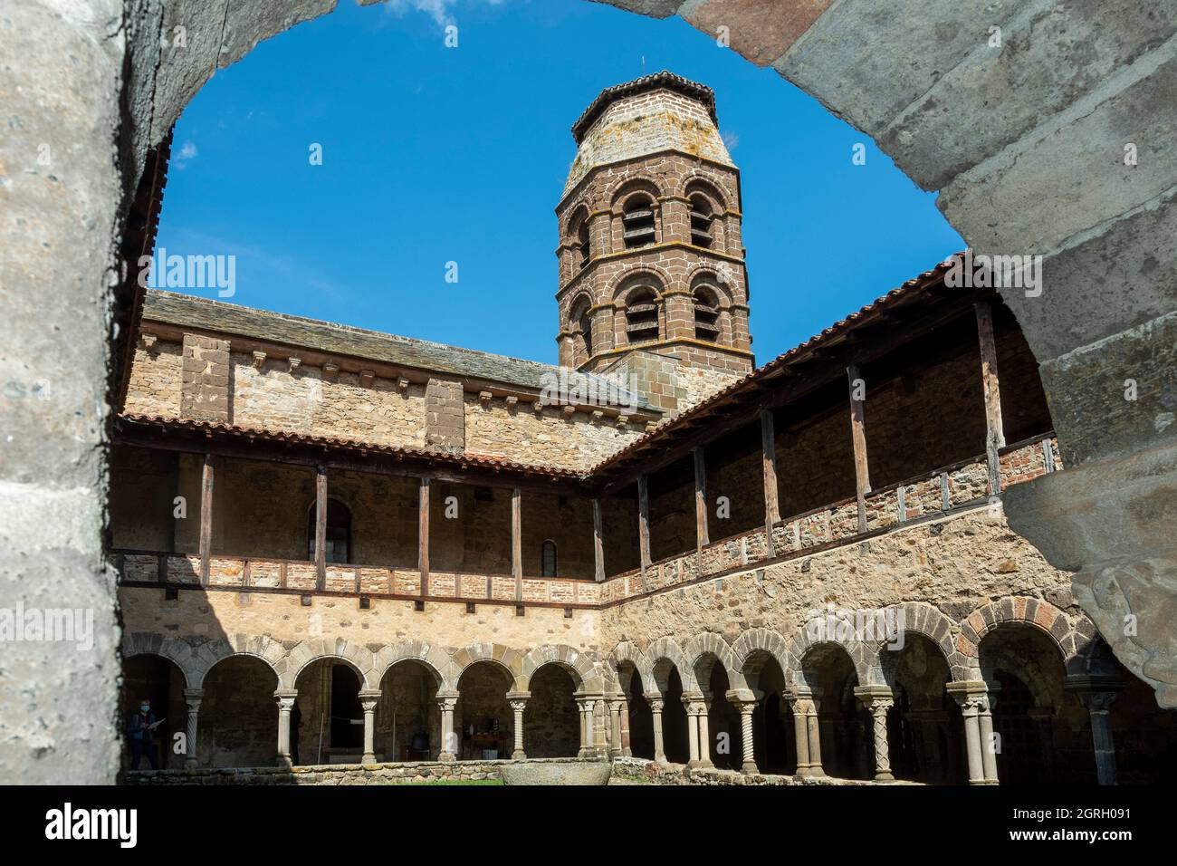 Lavaudieu. Saint Andre Abbaye, Blick auf den romanischen Kreuzgang, den Glockenturm und die Galerien, Departement Haute Loire, Auvergne Rhone Alpes, Frankreich Stockfoto