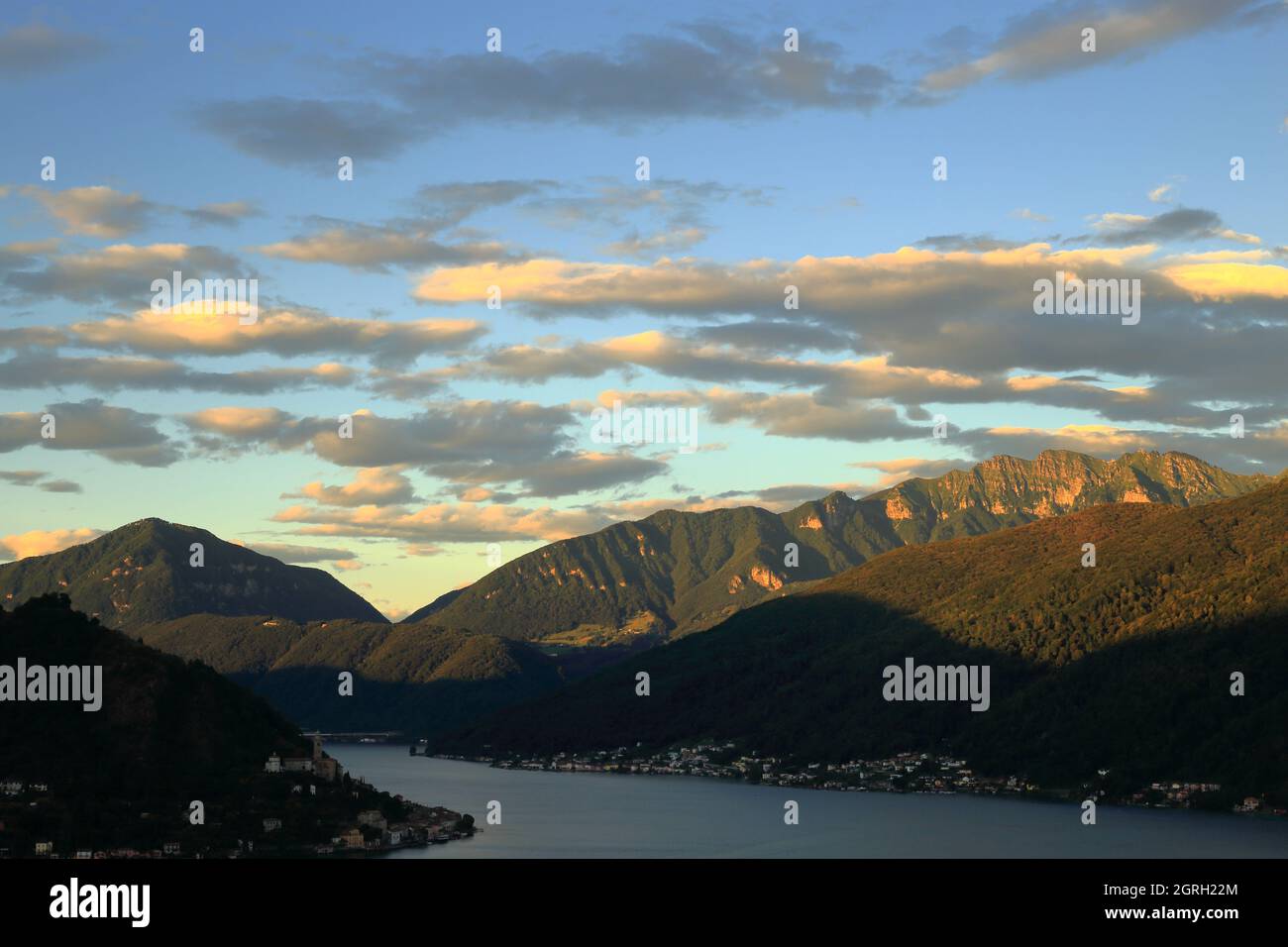 Schöner Blick auf die Wolken bei Sonnenuntergang über dem Luganer See Schweiz Stockfoto