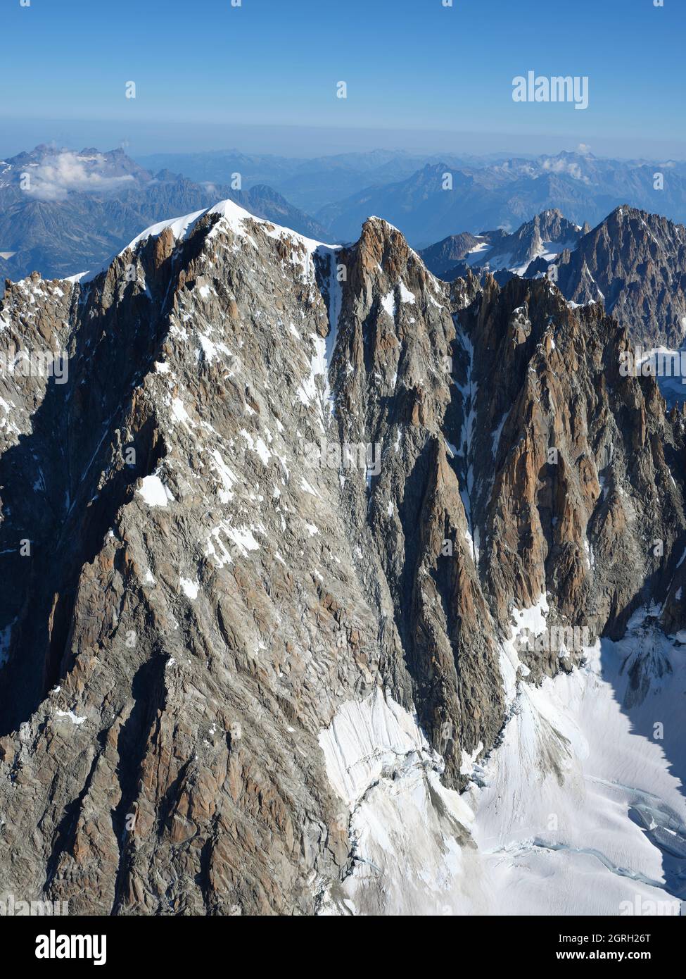 LUFTAUFNAHME aus dem Süden. Aiguille Verte (4122 m), Chamonix, Mont-Blanc-Massiv, Haute-Savoie, Frankreich. Stockfoto