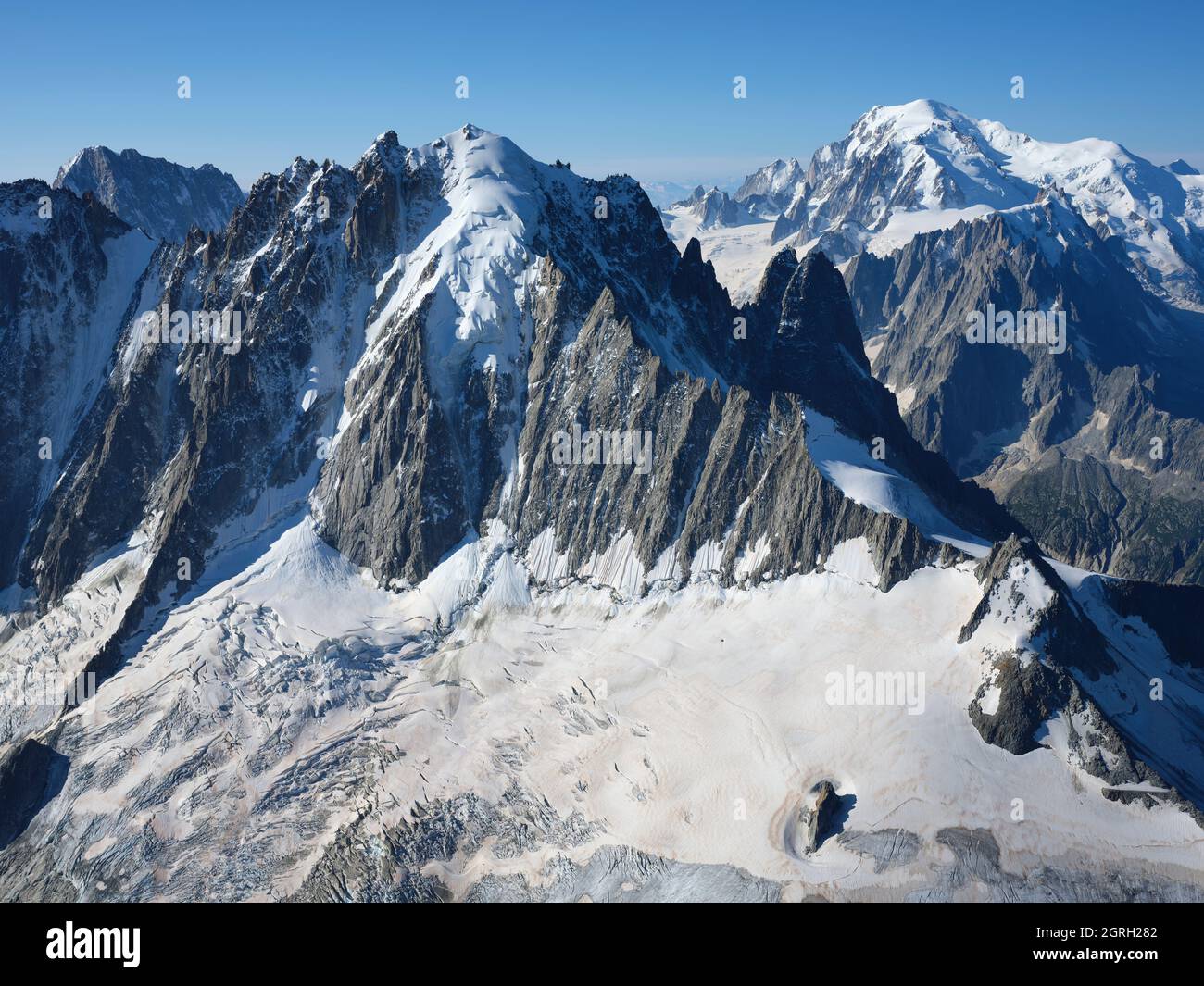 LUFTAUFNAHME. Nordwand der Aiguille Verte (Höhe: 4122 m) mit Mont Blanc (4807 m) in der Ferne. Chamonix, Haute-Savoie, Frankreich. Stockfoto