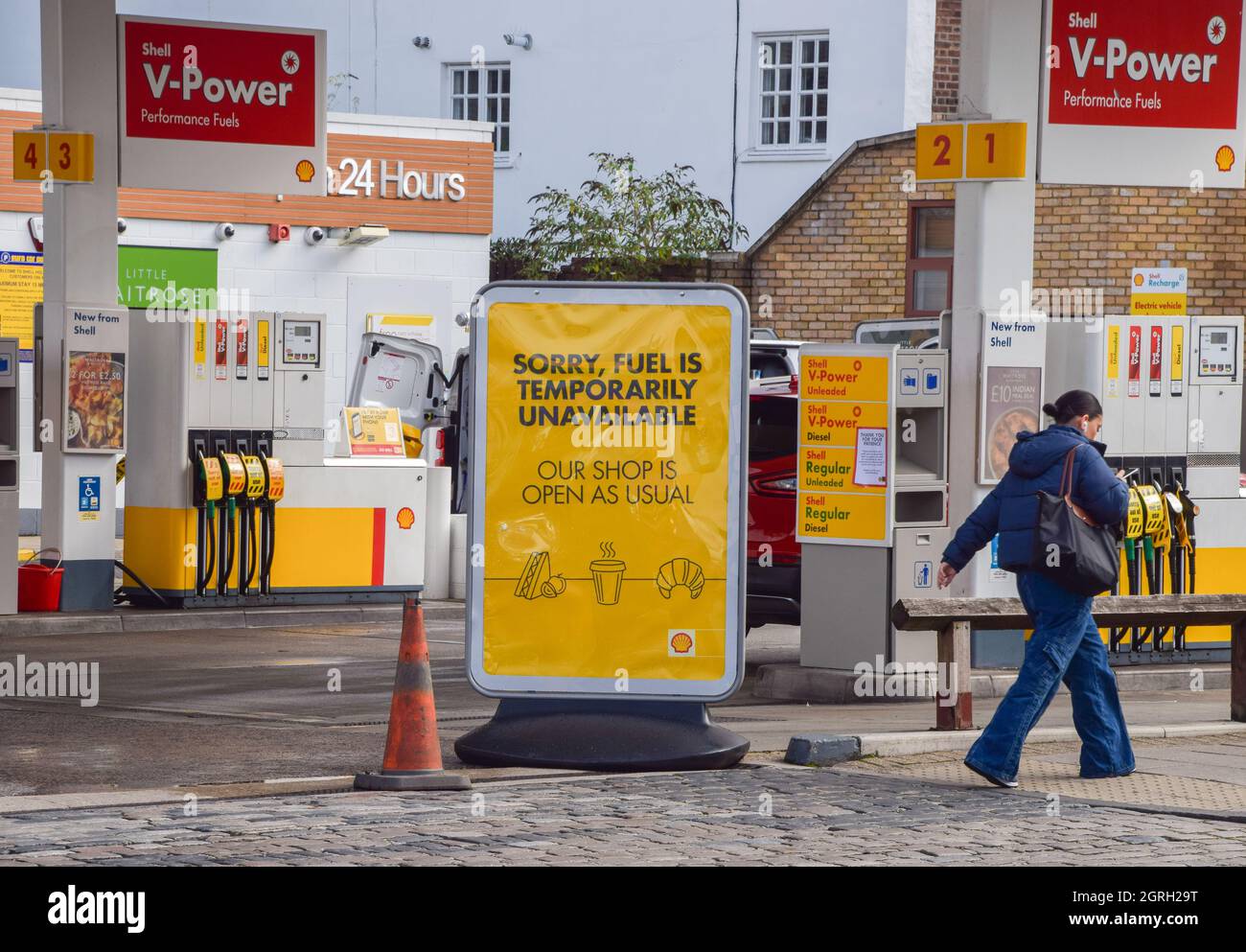London, Großbritannien. Oktober 2021. Schild „Sorry, Fuel is temporarily unavailable“ an einer Shell-Station auf der Holloway Road, der nach der Wiedereröffnung nur einen Tag lang kein Benzin mehr zur Verfügung stand. An vielen Tankstellen ist aufgrund des Mangels an Lkw-Fahrern im Zusammenhang mit dem Brexit und des panischen Kaufs Benzin ausgelaufen. Kredit: Vuk Valcic / Alamy Live Nachrichten Stockfoto