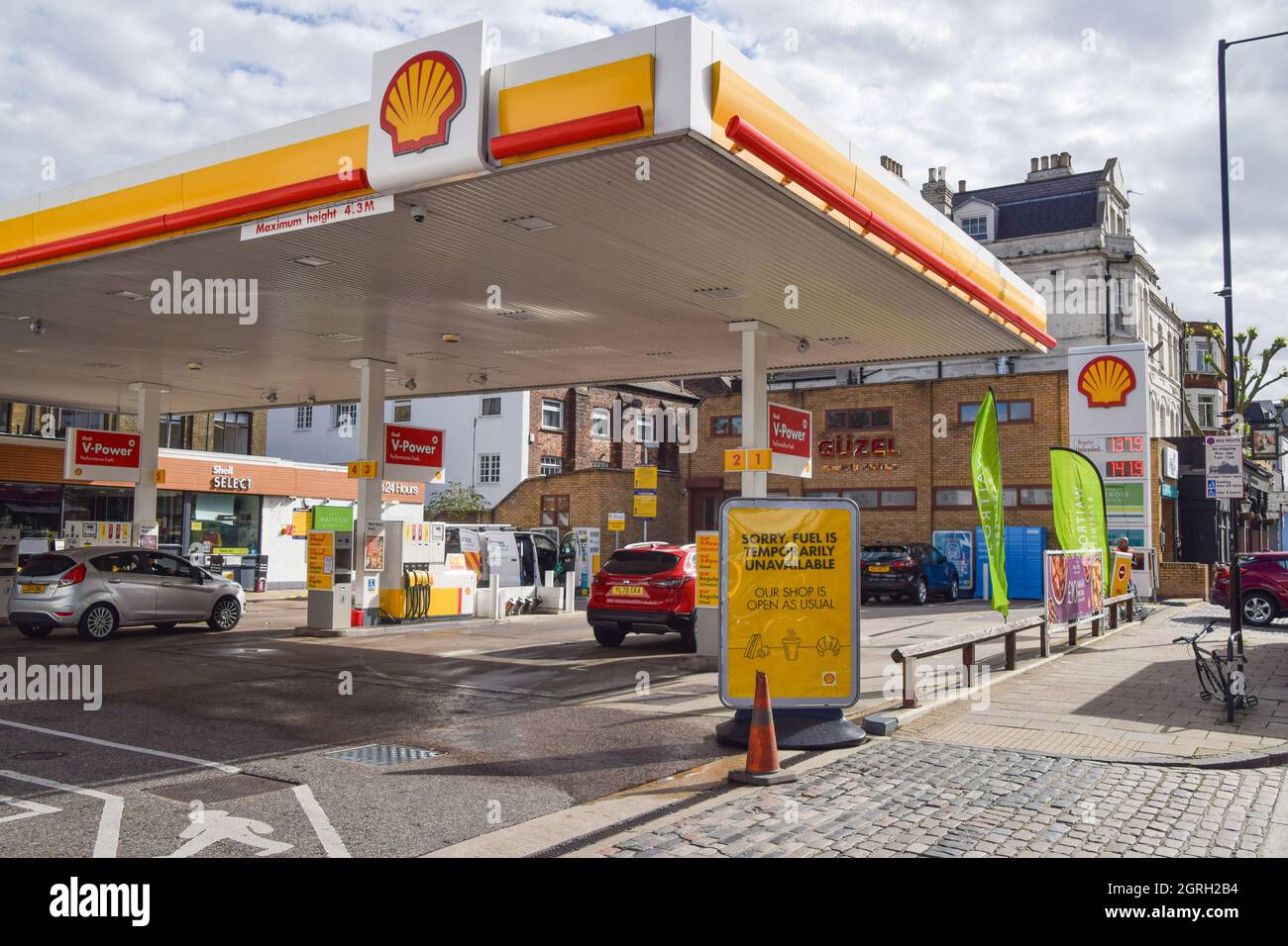 London, Großbritannien. Oktober 2021. Schild „Sorry, Fuel is temporarily unavailable“ an einer Shell-Station auf der Holloway Road, der nach der Wiedereröffnung nur einen Tag lang kein Benzin mehr zur Verfügung stand. An vielen Tankstellen ist aufgrund des Mangels an Lkw-Fahrern im Zusammenhang mit dem Brexit und des panischen Kaufs Benzin ausgelaufen. Kredit: Vuk Valcic / Alamy Live Nachrichten Stockfoto