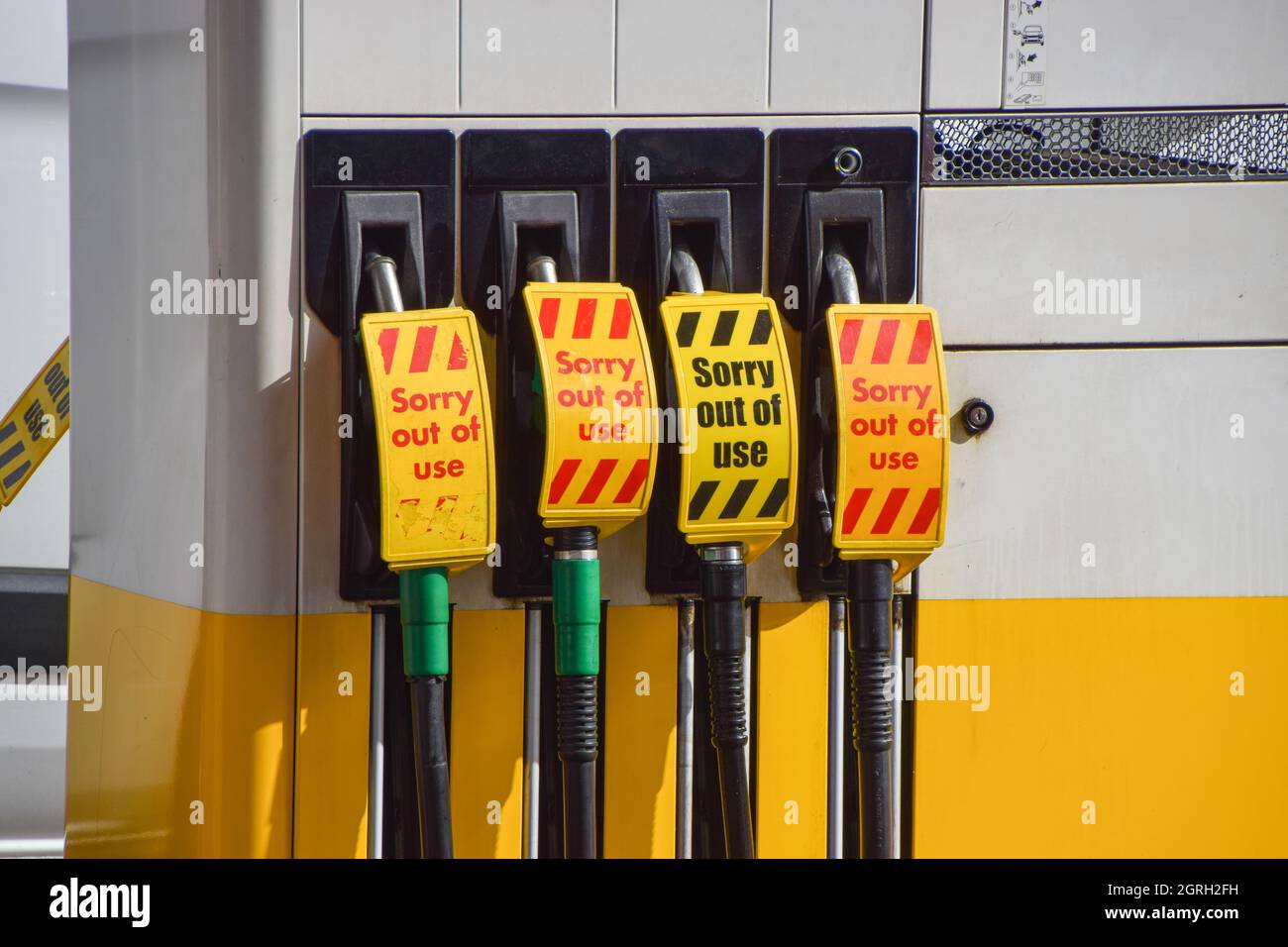 London, Großbritannien. 1. Oktober 2021. Schilder „Sorry, out of use“ decken die Benzinpumpen an einer Shell-Station in Islington ab. An vielen Tankstellen ist aufgrund des Mangels an Lkw-Fahrern im Zusammenhang mit dem Brexit und des panischen Kaufs Benzin ausgelaufen. Kredit: Vuk Valcic / Alamy Live Nachrichten Stockfoto