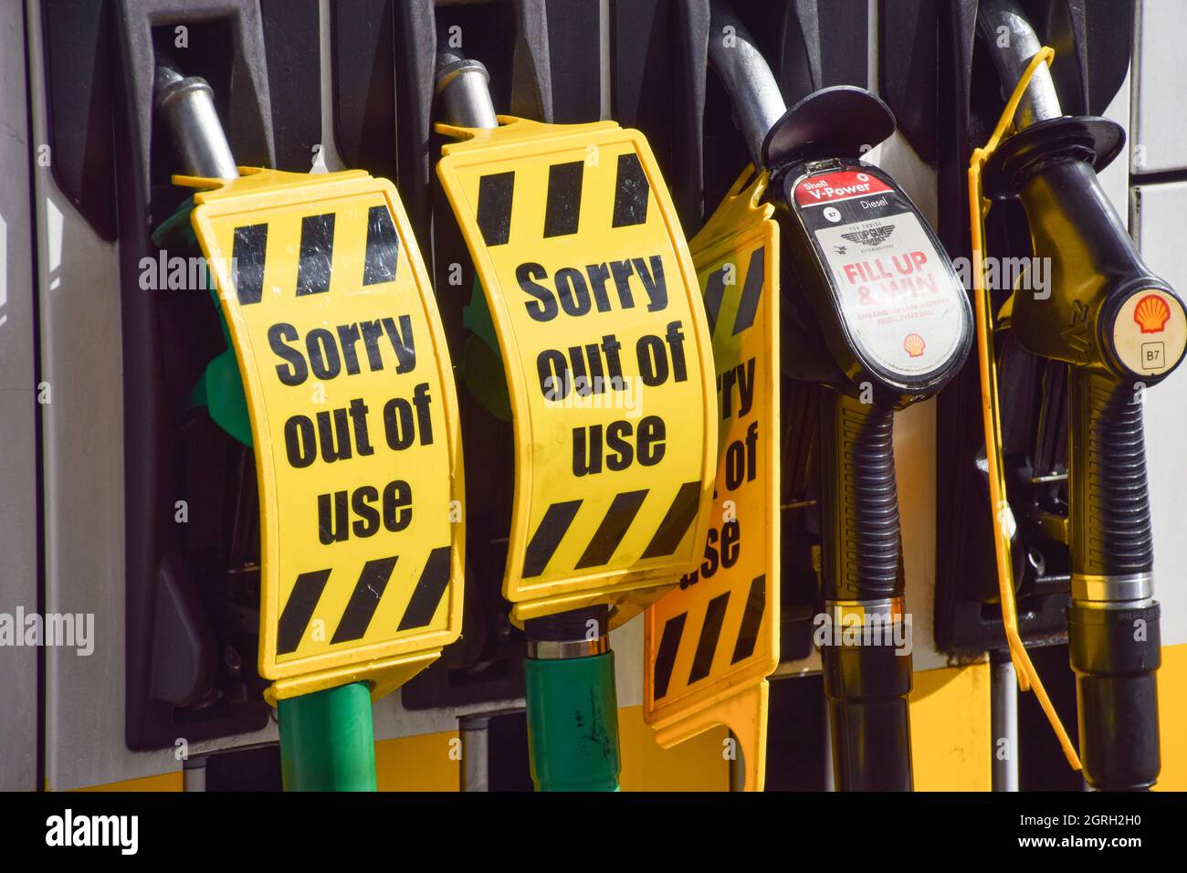 London, Großbritannien. 1. Oktober 2021. 'Sorry, out of use' Schilder decken die Benzinpumpen an einer Shell-Station auf der Holloway Road ab, der nach der Wiedereröffnung nur einen Tag lang der Treibstoff ausgegangen war. An vielen Tankstellen ist aufgrund des Mangels an Lkw-Fahrern im Zusammenhang mit dem Brexit und des panischen Kaufs Benzin ausgelaufen. Kredit: Vuk Valcic / Alamy Live Nachrichten Stockfoto