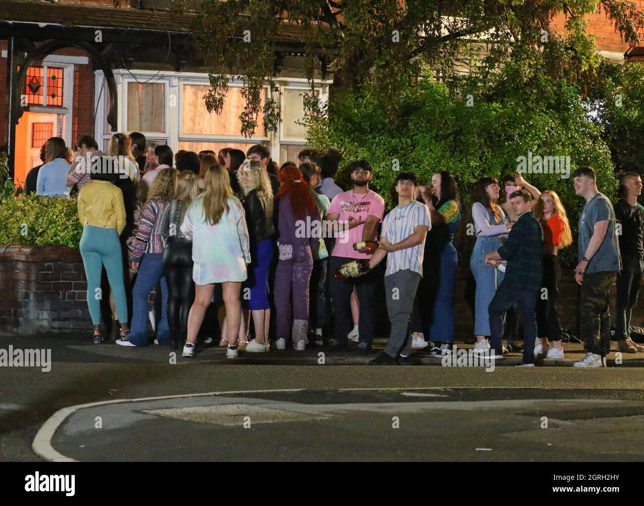 September 2021. Adrian Road, Halliwell, Bolton. Nachtaufnahmen für die Netflix-Serie, Red Rose, die in Halliwell stattfindet. Lange Objektivaufnahmen einer der Szenen, in denen eine Gruppe von Youiths zu einer Party in einem Haus aufsuchte. Straßen in der Gegend werden für mehrere Nächte gesperrt. FILMCREWS sind zurück in Bolton und drehen weitere Szenen für eine neue BBC-Horrorserie. Red Rose, eine BBC-Produktion, wurde von den Bolton-Drehbuchzwillings Michael und Paul Clarkson geschrieben. Die Serie folgt einer Gruppe britischer Teenager, die den Sommer verbringen, nachdem ihre GCSEs aro treiben Stockfoto