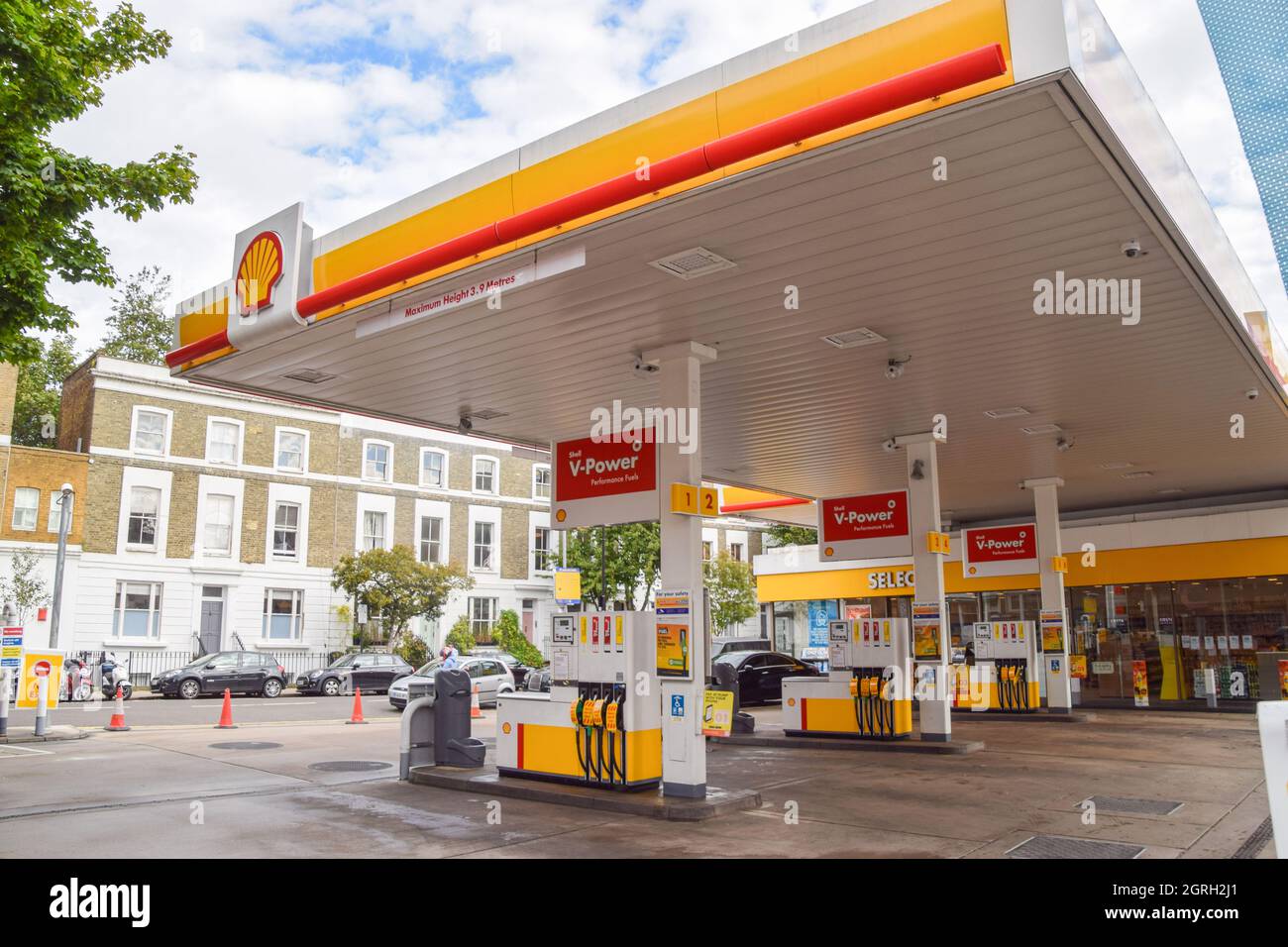 London, Großbritannien. Oktober 2021. Eine geschlossene Shell-Station in Islington. An vielen Tankstellen ist aufgrund des Mangels an Lkw-Fahrern im Zusammenhang mit dem Brexit und des panischen Kaufs Benzin ausgelaufen. Kredit: Vuk Valcic / Alamy Live Nachrichten Stockfoto