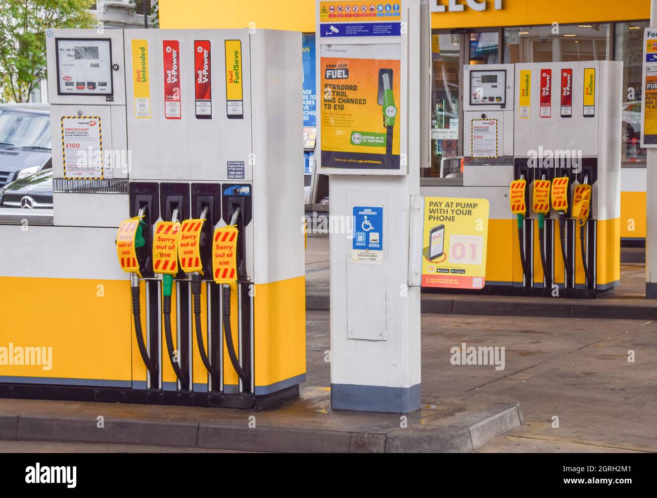 London, Großbritannien. 1. Oktober 2021. Schilder „Sorry, out of use“ decken die Benzinpumpen an einer Shell-Station in Islington ab. An vielen Tankstellen ist aufgrund des Mangels an Lkw-Fahrern im Zusammenhang mit dem Brexit und des panischen Kaufs Benzin ausgelaufen. Kredit: Vuk Valcic / Alamy Live Nachrichten Stockfoto
