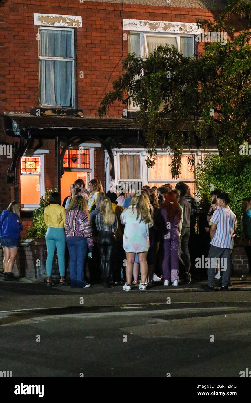 September 2021. Adrian Road, Halliwell, Bolton. Nachtaufnahmen für die Netflix-Serie, Red Rose, die in Halliwell stattfindet. Lange Objektivaufnahmen einer der Szenen, in denen eine Gruppe von Youiths zu einer Party in einem Haus aufsuchte. Straßen in der Gegend werden für mehrere Nächte gesperrt. FILMCREWS sind zurück in Bolton und drehen weitere Szenen für eine neue BBC-Horrorserie. Red Rose, eine BBC-Produktion, wurde von den Bolton-Drehbuchzwillings Michael und Paul Clarkson geschrieben. Die Serie folgt einer Gruppe britischer Teenager, die den Sommer verbringen, nachdem ihre GCSEs aro treiben Stockfoto