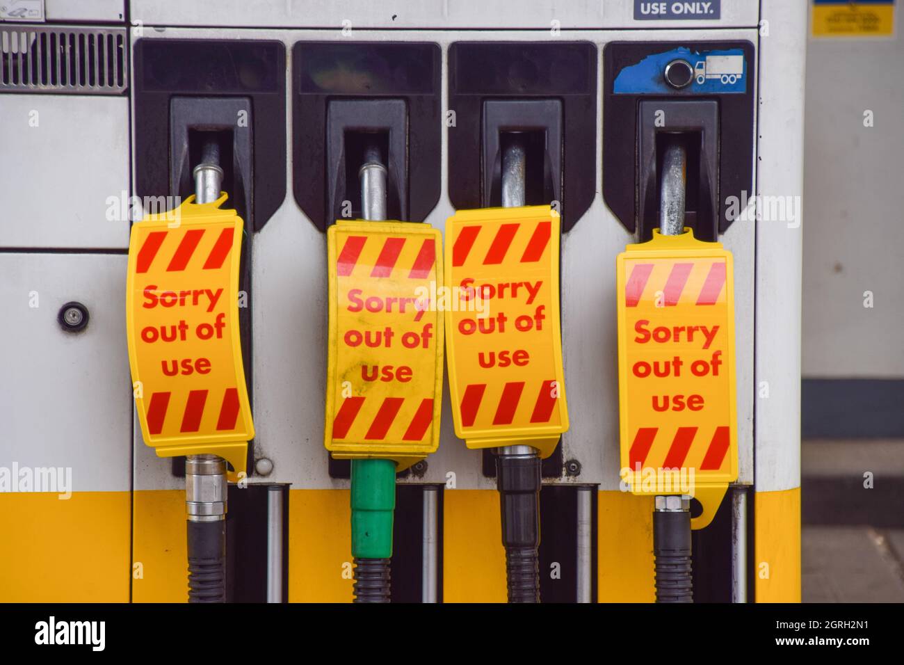 London, Großbritannien. 1. Oktober 2021. Schilder „Sorry, out of use“ decken die Benzinpumpen an einer Shell-Station in Islington ab. An vielen Tankstellen ist aufgrund des Mangels an Lkw-Fahrern im Zusammenhang mit dem Brexit und des panischen Kaufs Benzin ausgelaufen. Kredit: Vuk Valcic / Alamy Live Nachrichten Stockfoto
